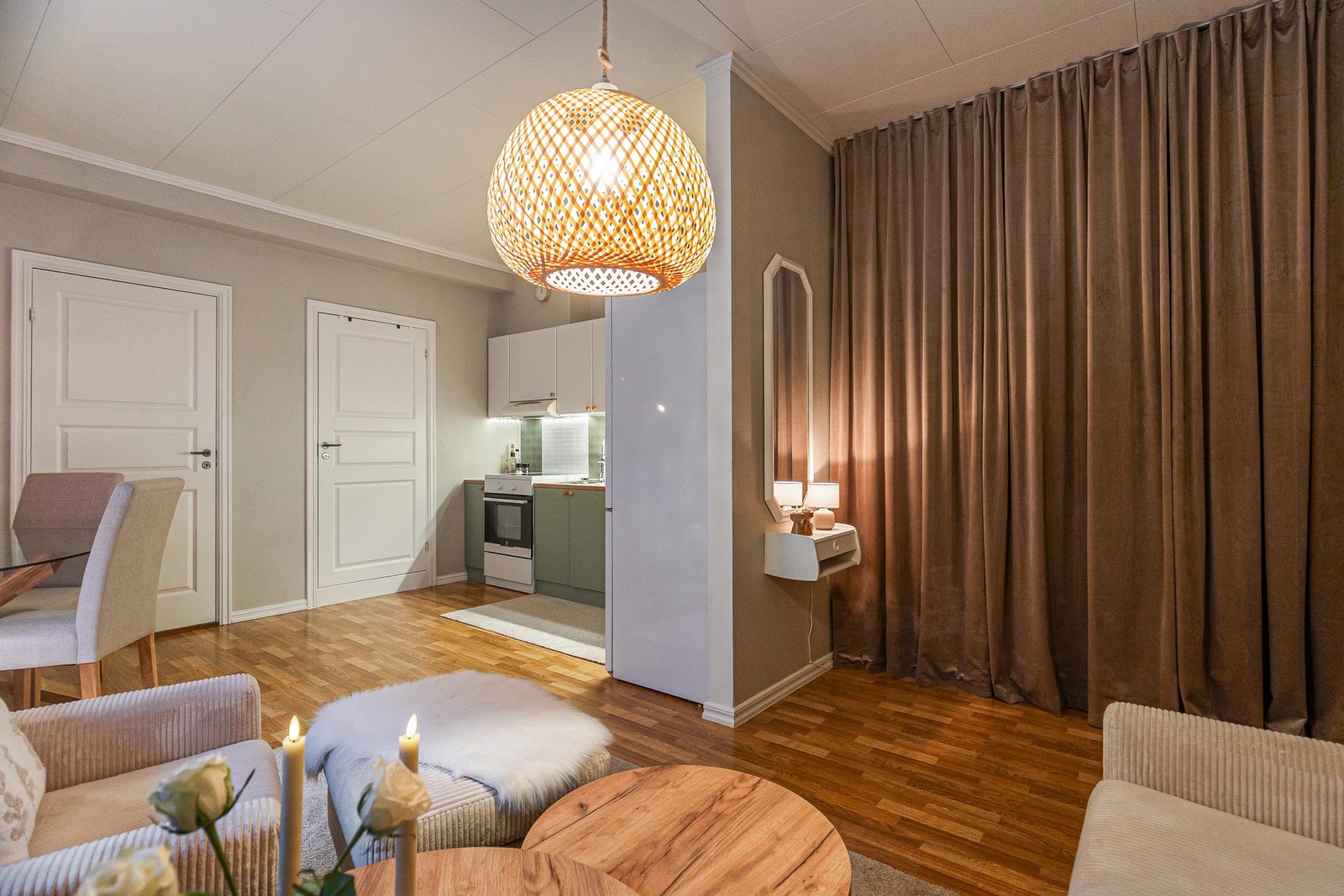 Den åpne løsningen gir rom for flere sosiale soner - samtalen kan flyte mellom kokken og gjestene Galleribilde