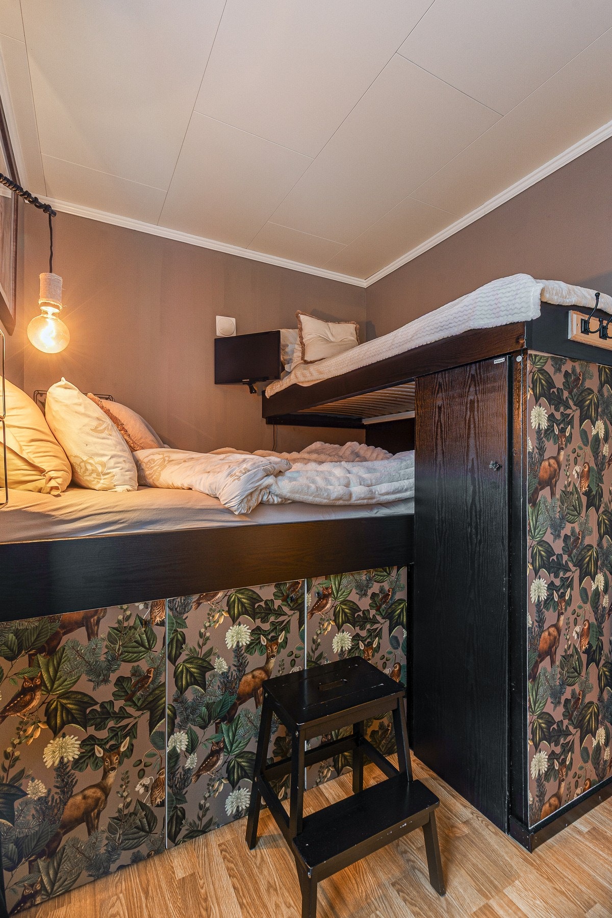 Spesialbygd seng som gir rommet flere soveplasser og gode oppbevaringsmuligheter under Galleribilde