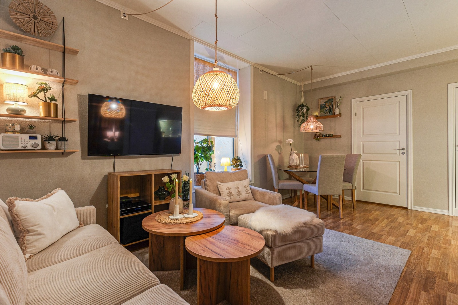 Stuen rommer plass til sofagruppe og spisebord med tilhørende møblement Galleribilde