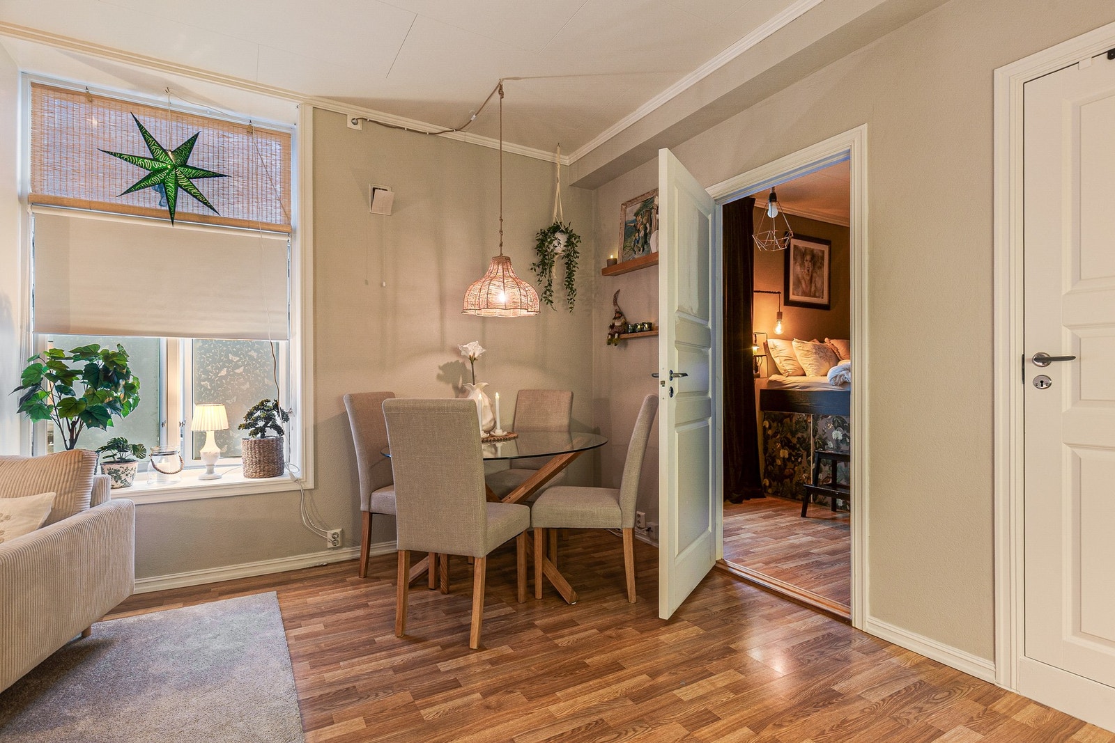 Boligen er malt i lyse og delikate farger som harmonerer godt sammen Galleribilde