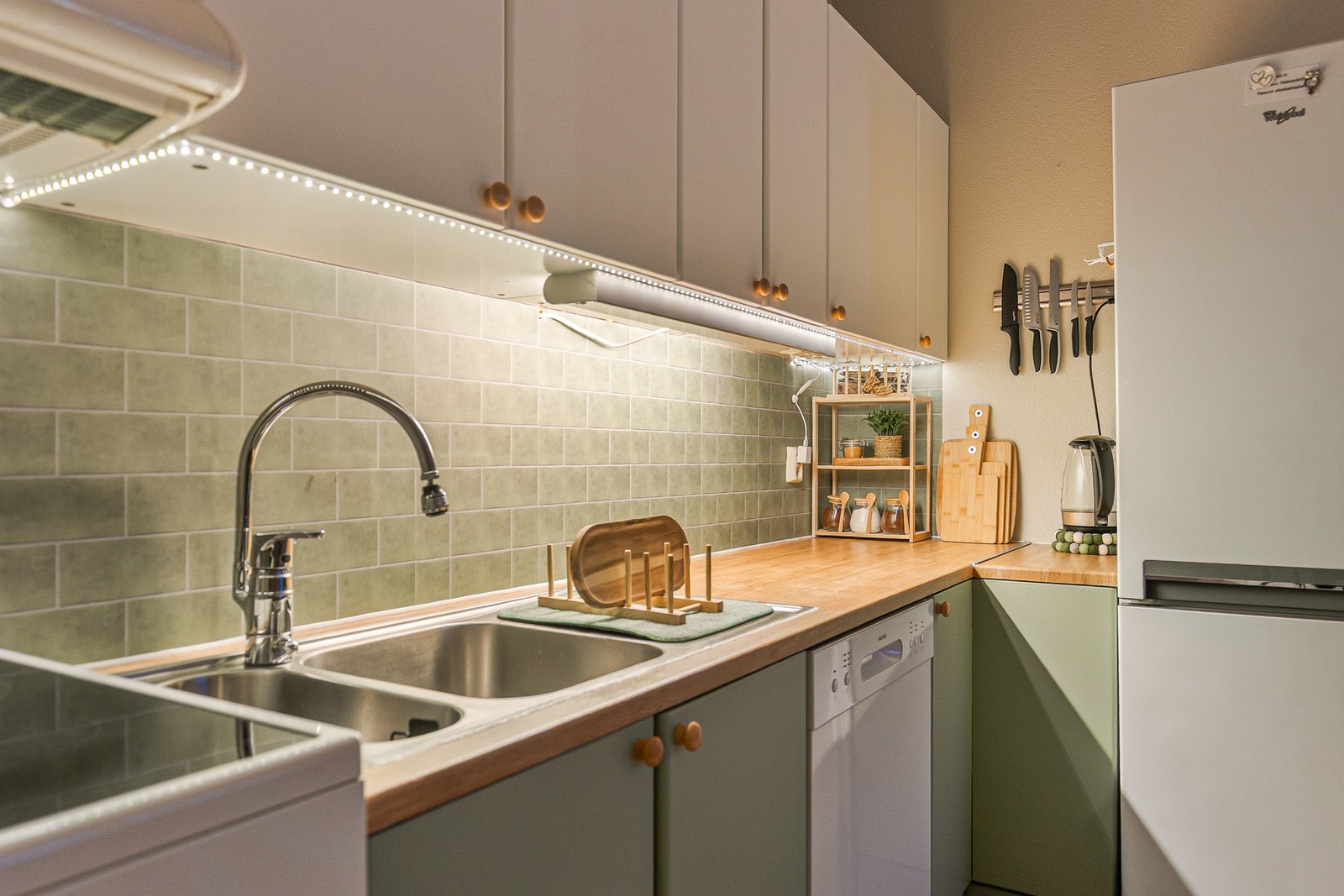 Godt med skap og benkeplass, nisje til hvitevarer og oppvaskmaskin Galleribilde