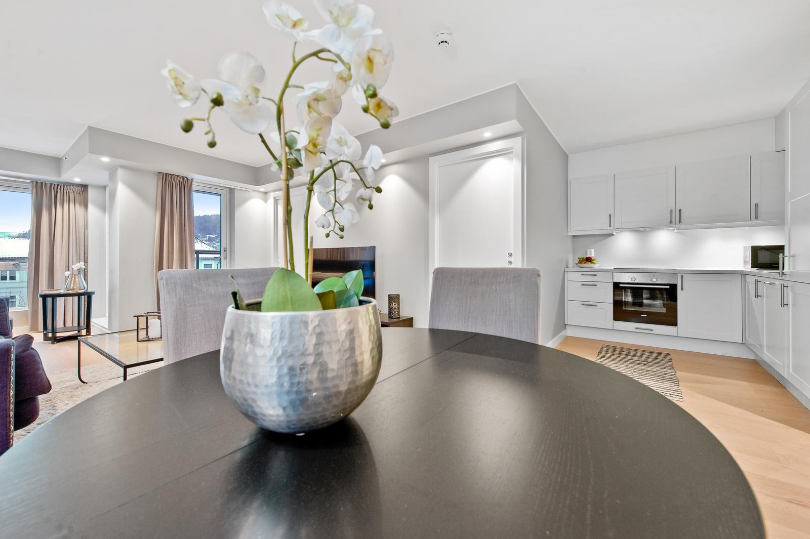 Spiseplass - delikat kjøkken med integrerte hvitevarer Galleribilde