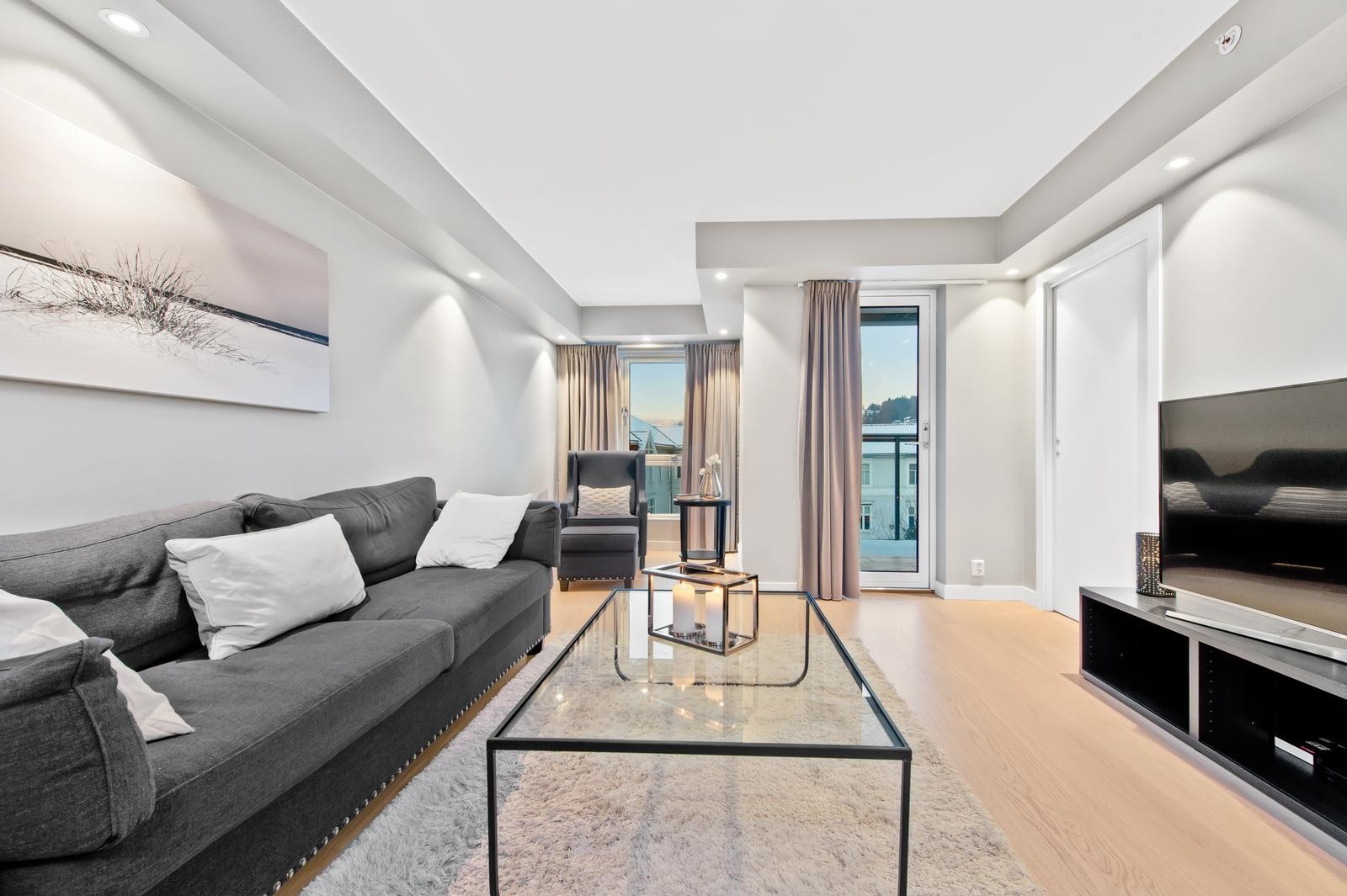 Stue med utgang til vestvendt balkong Galleribilde