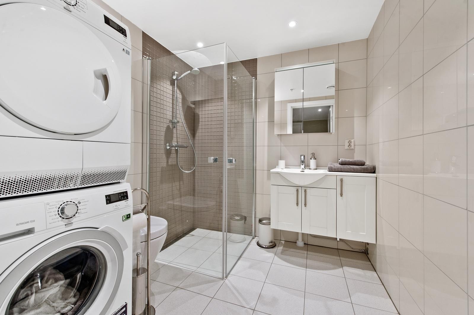 Lyst og flott bad/wc Galleribilde