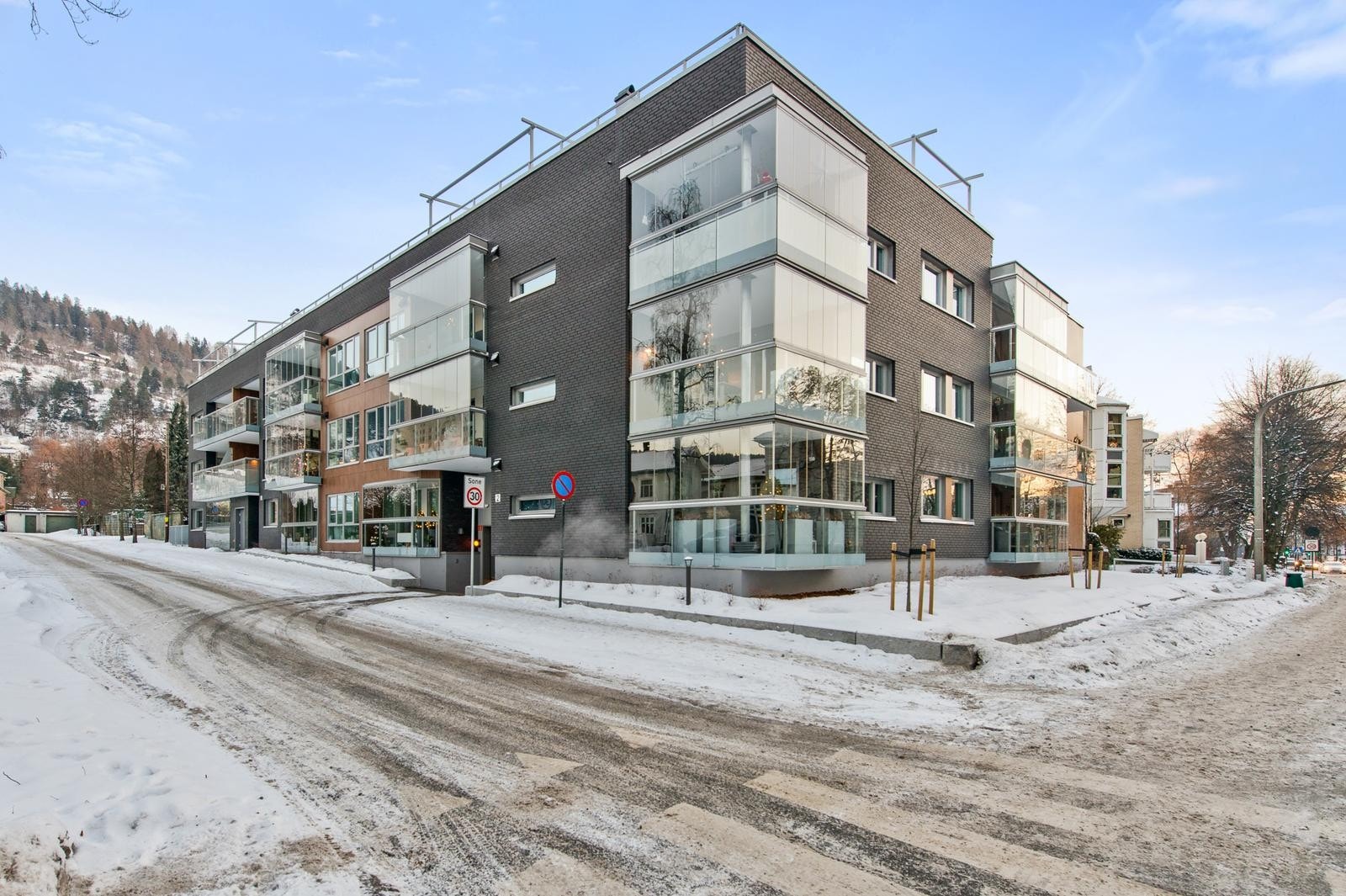 Fasade - vestvendt - nedkjøring til garasjen Galleribilde