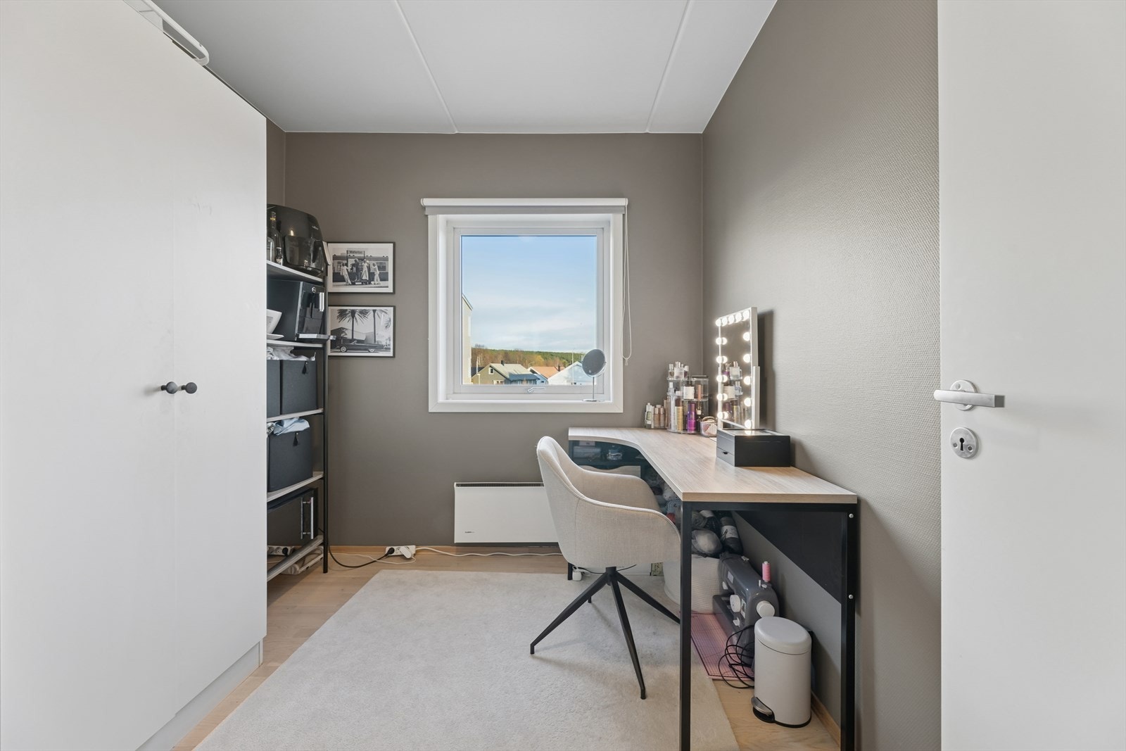 Stor bod som i dag er innredet som kontor. Rommet er utstyrt med garderobe og har god lagringsplass (se punkt "ferdigattest"). Galleribilde