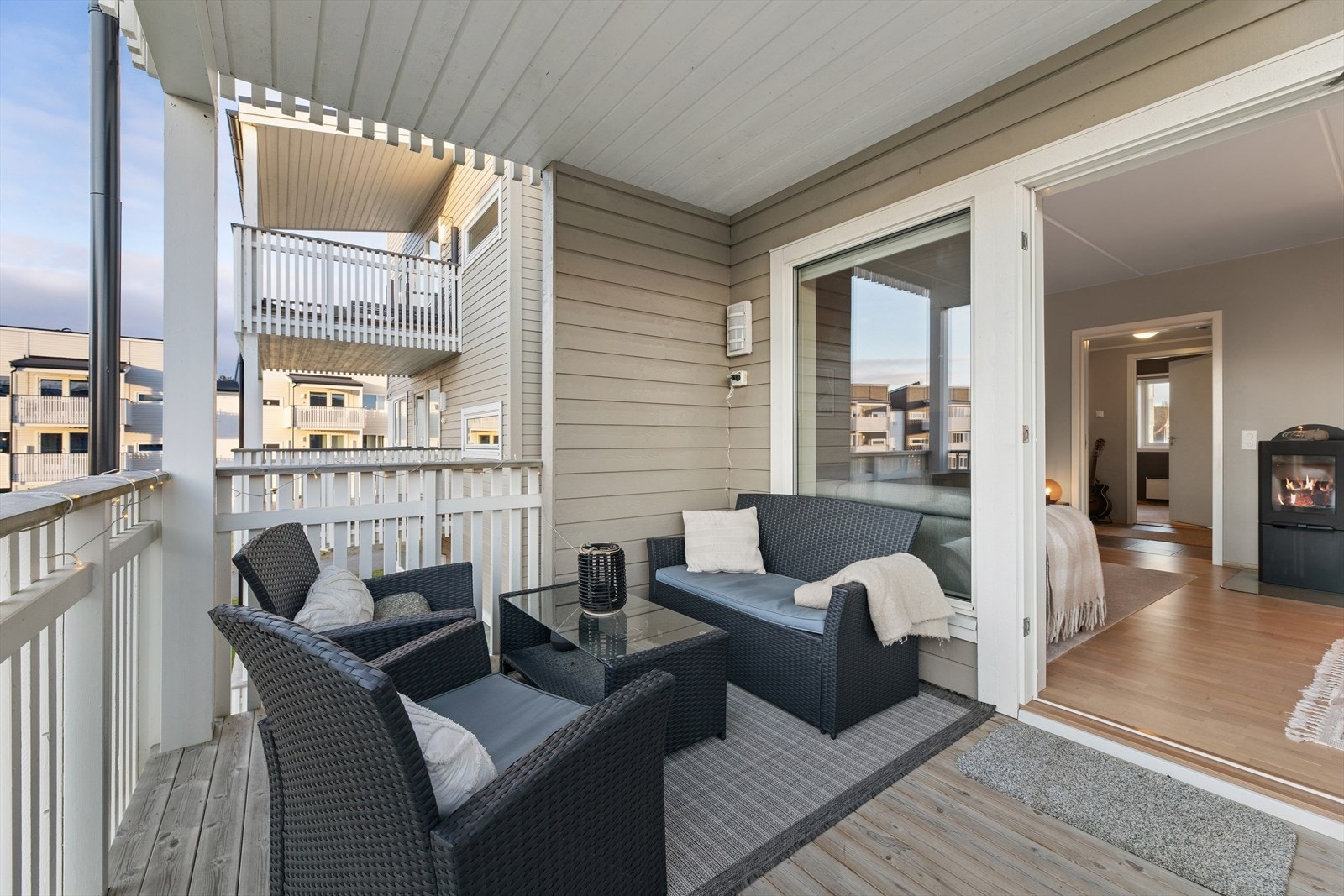 Balkongen er på 9 kvm og ligger solrikt til. Her kan man nyte mange fine sommerdager! Galleribilde