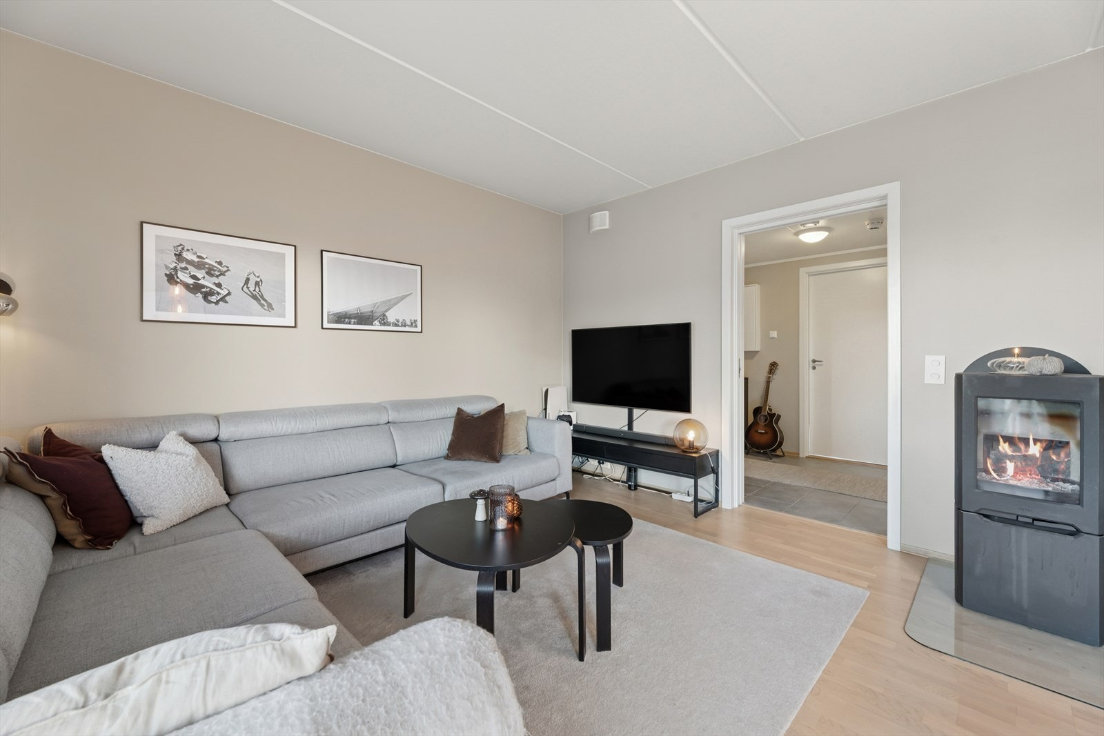 Stuen er også utstyrt med en vedovn som sørger for god varme på kalde vinterdager. Galleribilde