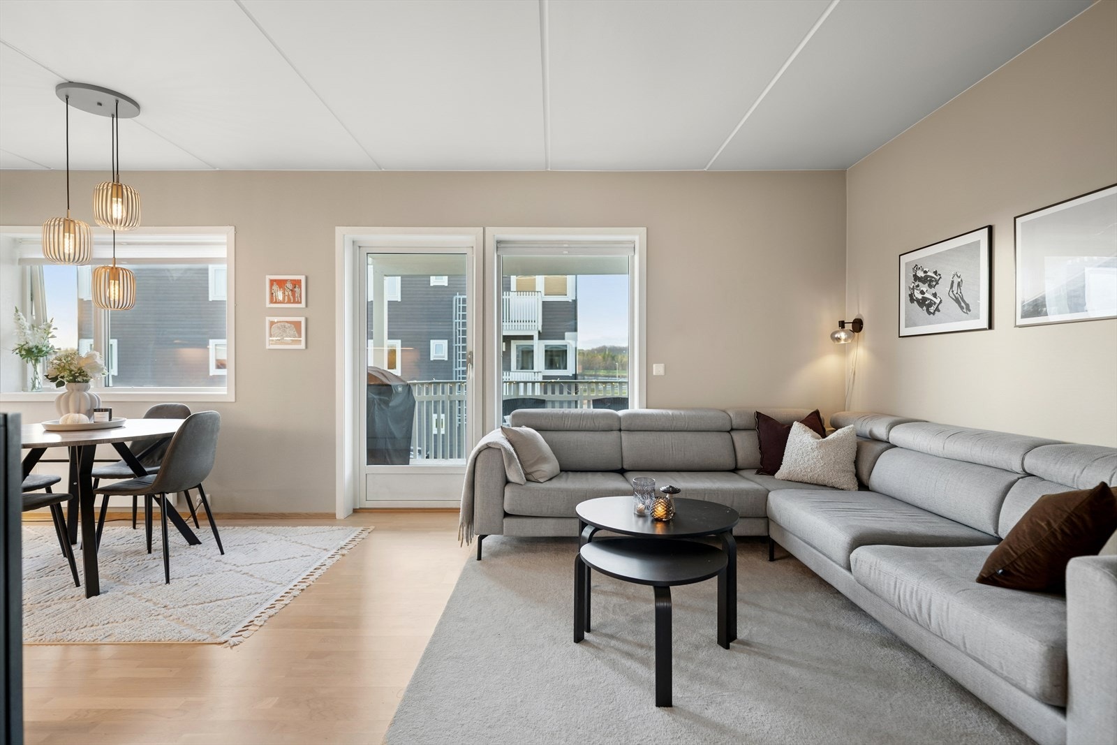 I stuen har man god plass til å møblere med både sofa og spisegruppe. Galleribilde