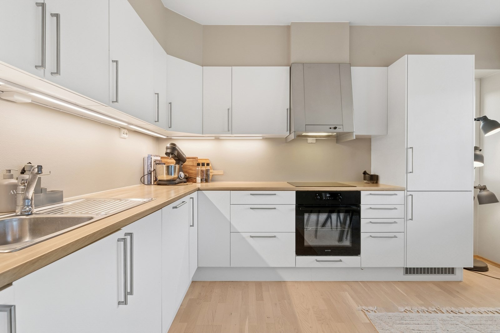 Kjøkkenet er ellers utstyrt med kombiskap, oppvaskmaskin, stekeovn og koketopp. I tillegg er kjøkkenet utstyrt med vannstoppsystem og komfyrvakt. Galleribilde