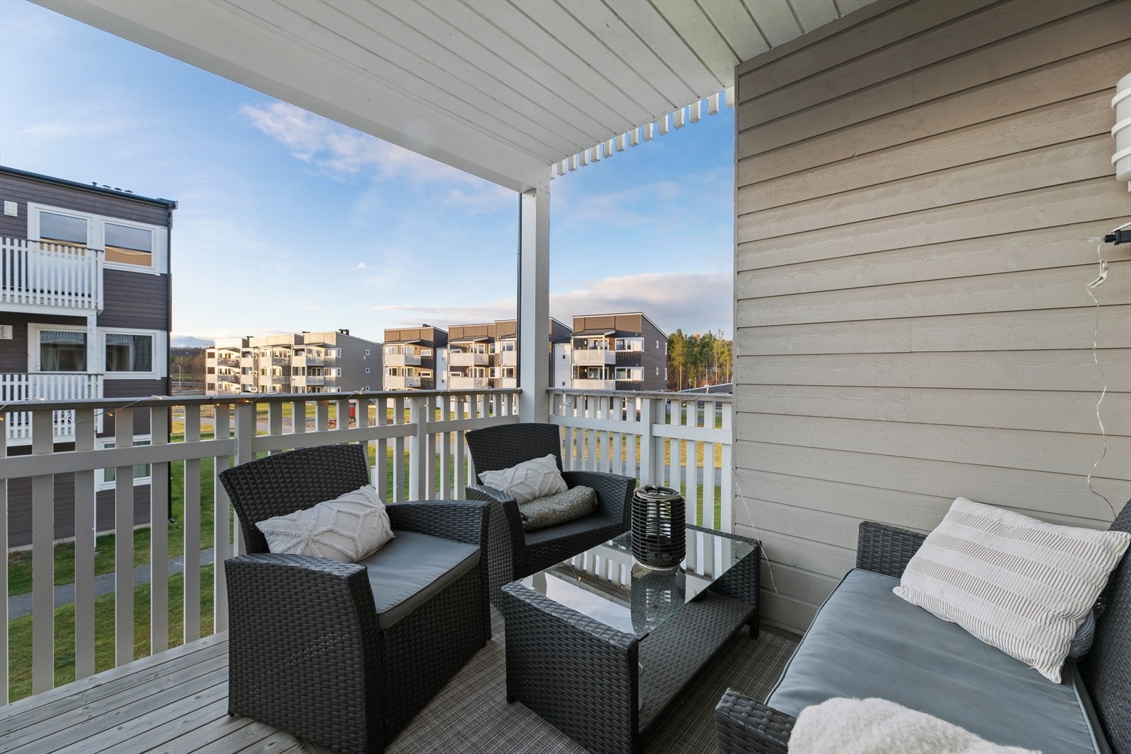 Fra balkongen har man flott utsikt over fellesområdene som er pent opparbeidet med grøntarealer og lekeplass. Galleribilde