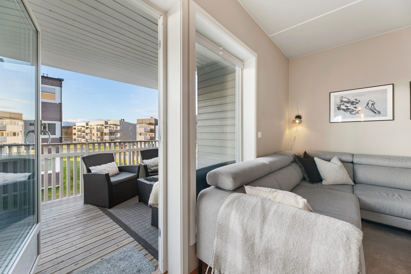 Fra stuen har man utgang til balkongen. Galleribilde