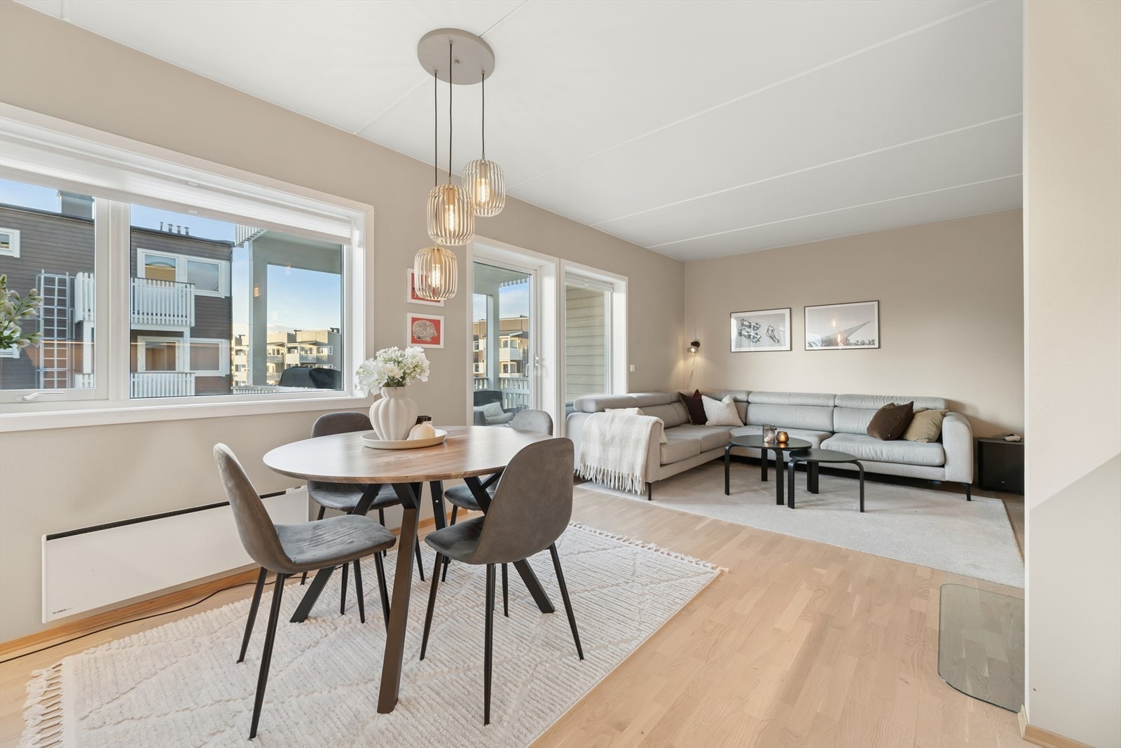 DNB Eiendom V/Magnar Sønvinsen Moe har gleden av å presentere Melbærveien 13B - En lys og tiltalende leilighet med attraktiv beliggenhet i det populære nabolaget Aronnes Hageby. Galleribilde