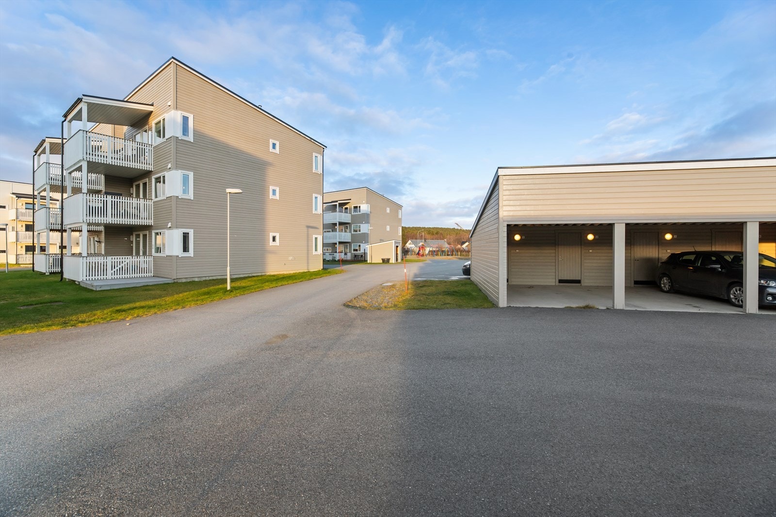 Leiligheten har tilhørende parkeringsplass i felles carport med bod i bakkant. Galleribilde