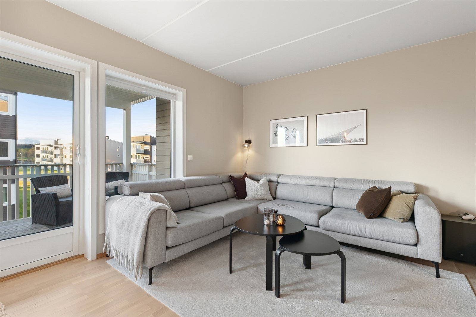 Gjennomgående i leiligheten er malte flater i tidsriktige farger med listefrie overganger til tak og lys parkett. Galleribilde