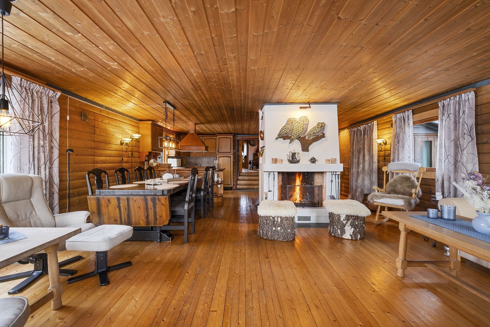 Spisegruppen er plassert i tilknytning til kjøkkenet, perfekt for sosiale lag Galleribilde