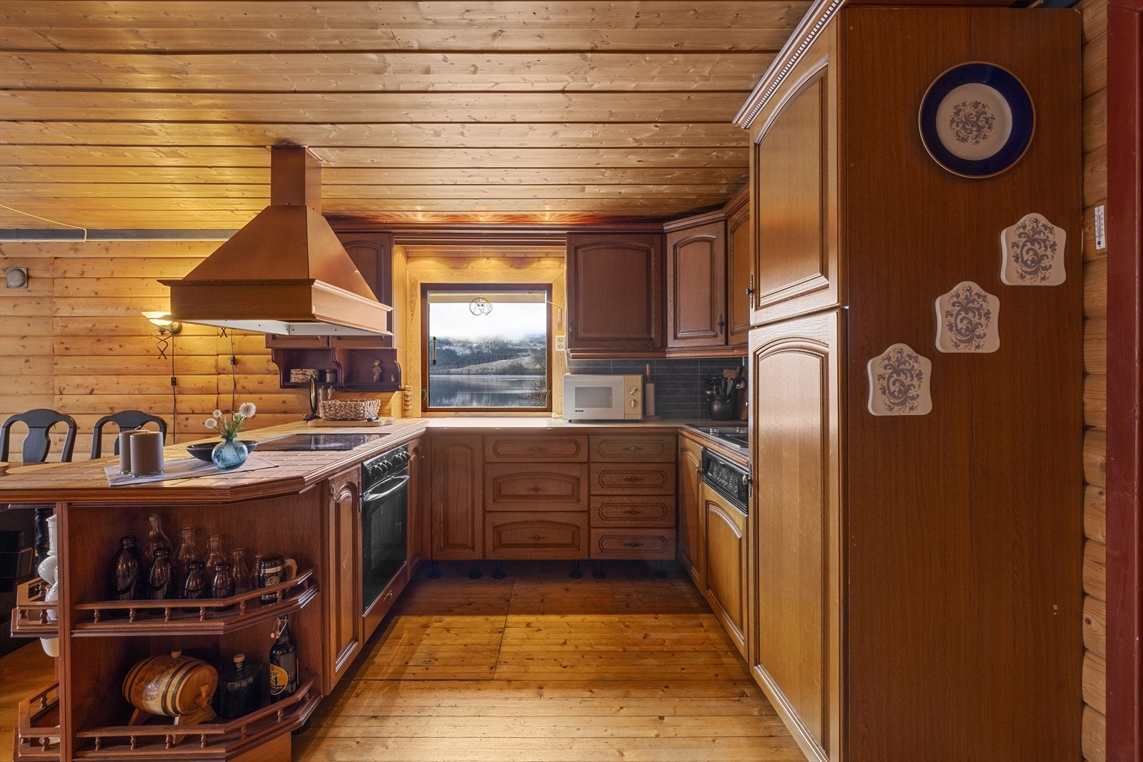 Kjøkkeninnredningen har profilerte fronter og delvis laminert benkeplate, samt flislagt benkeplate Galleribilde