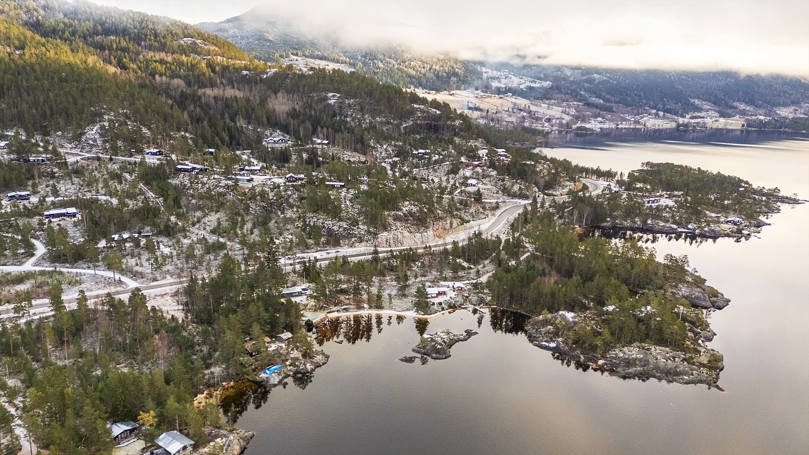 Ca. 5 min kjøretur fra hytta finner du Jasbergodden med bla. sandvolleyballbane Galleribilde