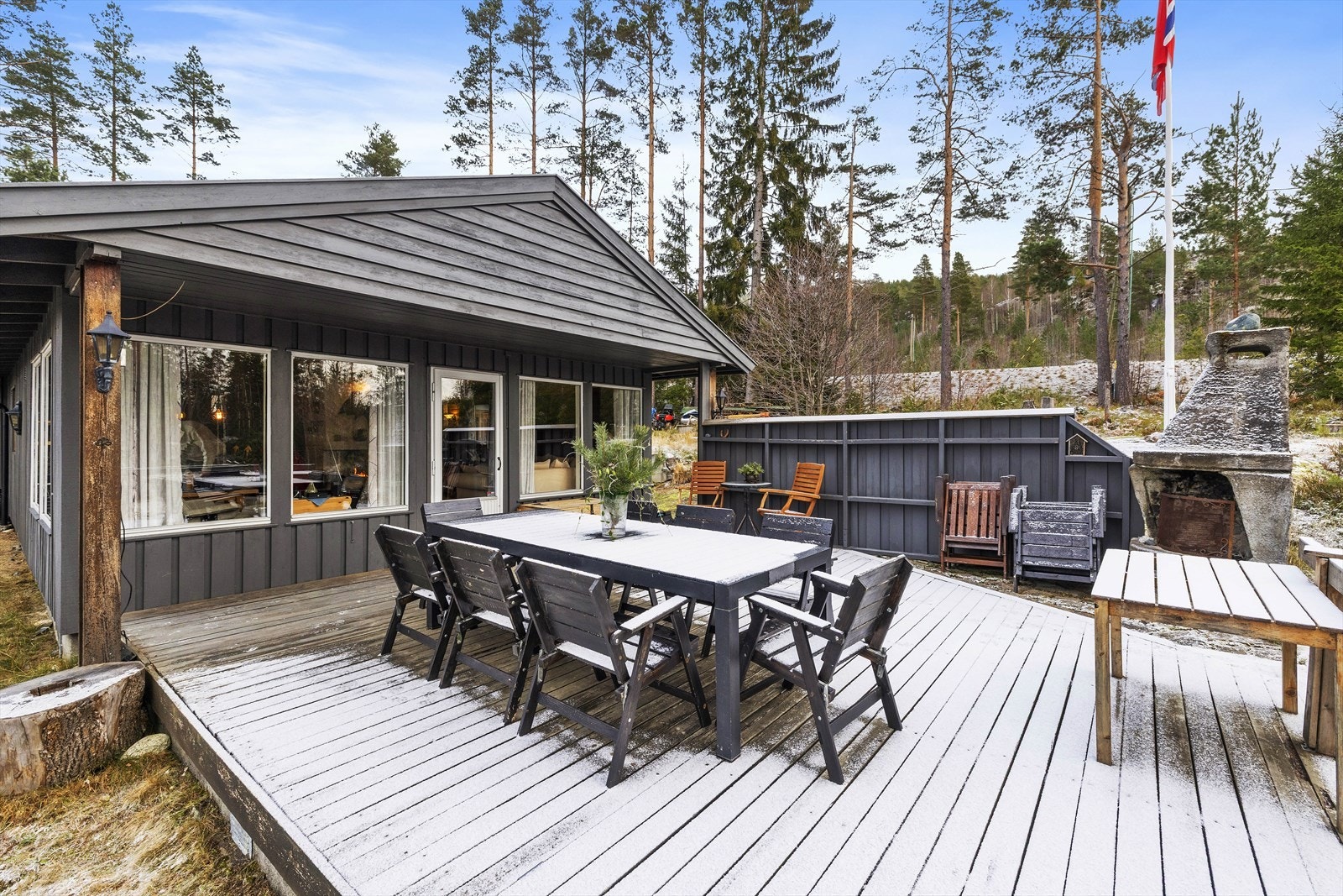 Romslig terrasse med plass til flere sittegrupper Galleribilde