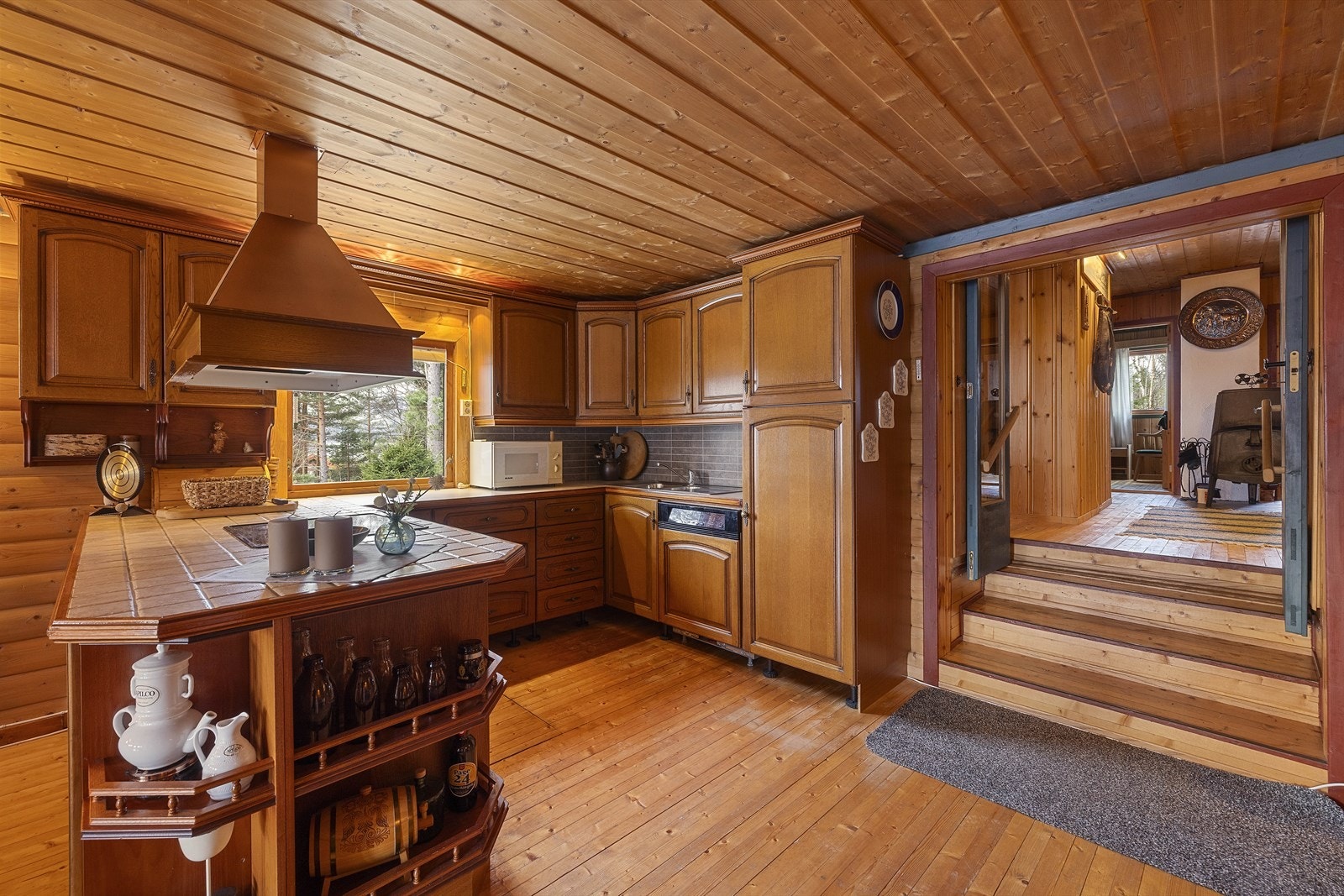 Kjøkkenet har integrert stekeovn, platetopp, oppvaskmaskin og kjøleskap Galleribilde