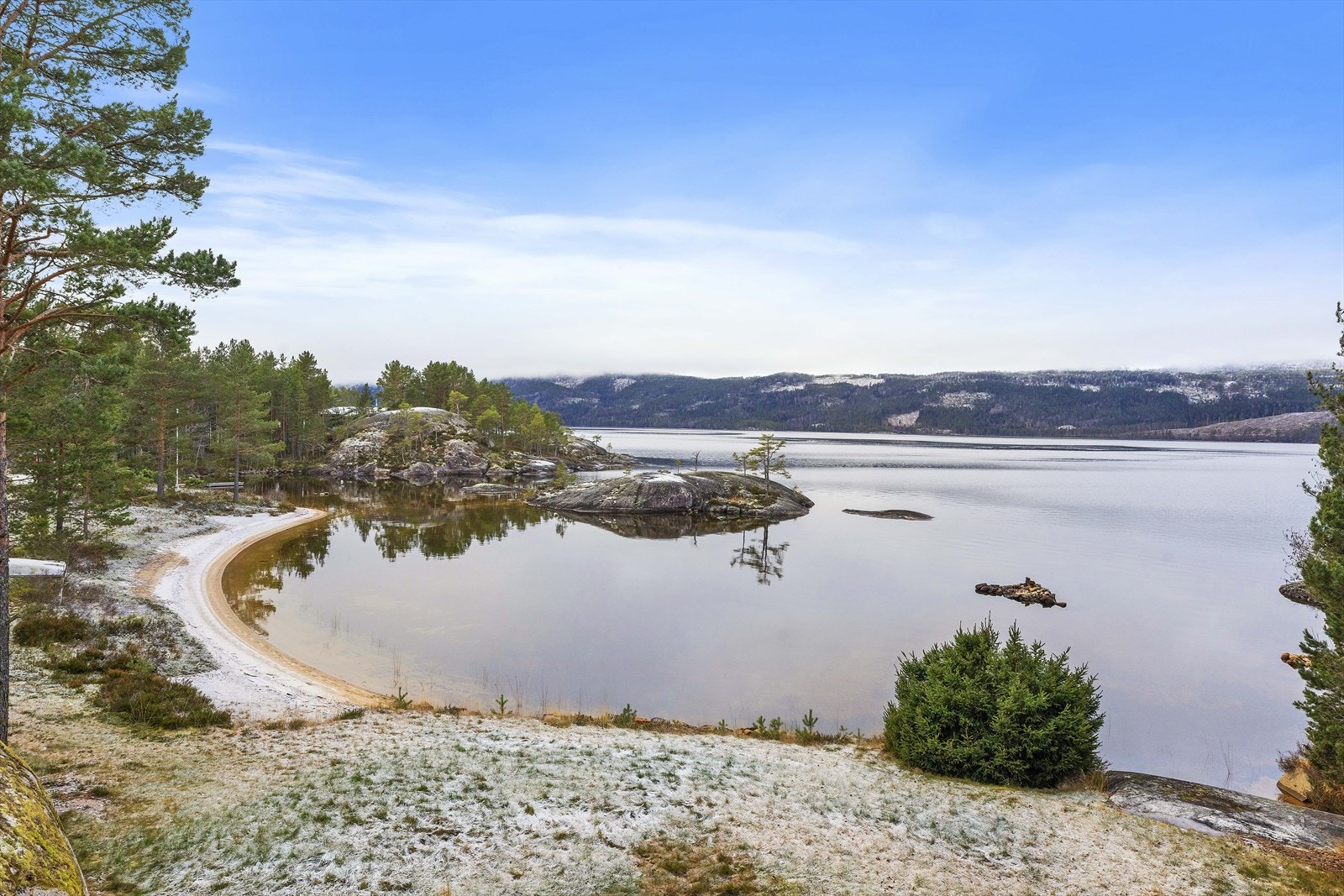4,9 måls tomt og ca. 100 meter strandlinje Galleribilde