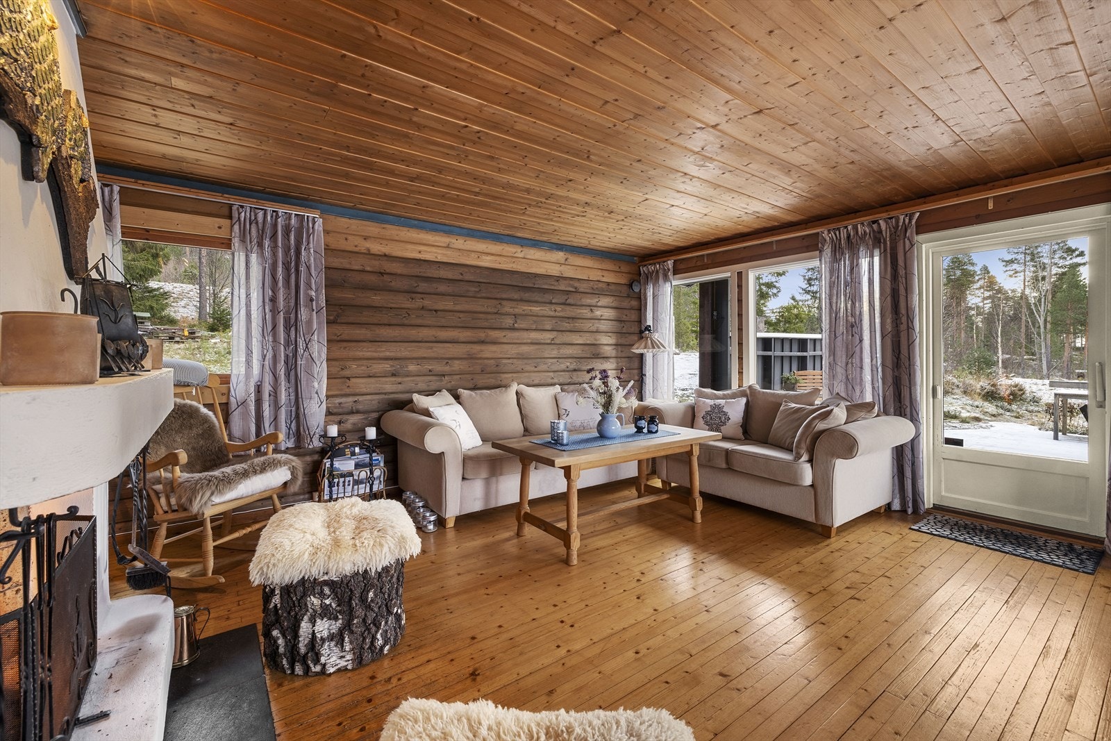 Stuen tilbyr god møbleringsfrihet med plass til sofagruppe og spisegruppe Galleribilde