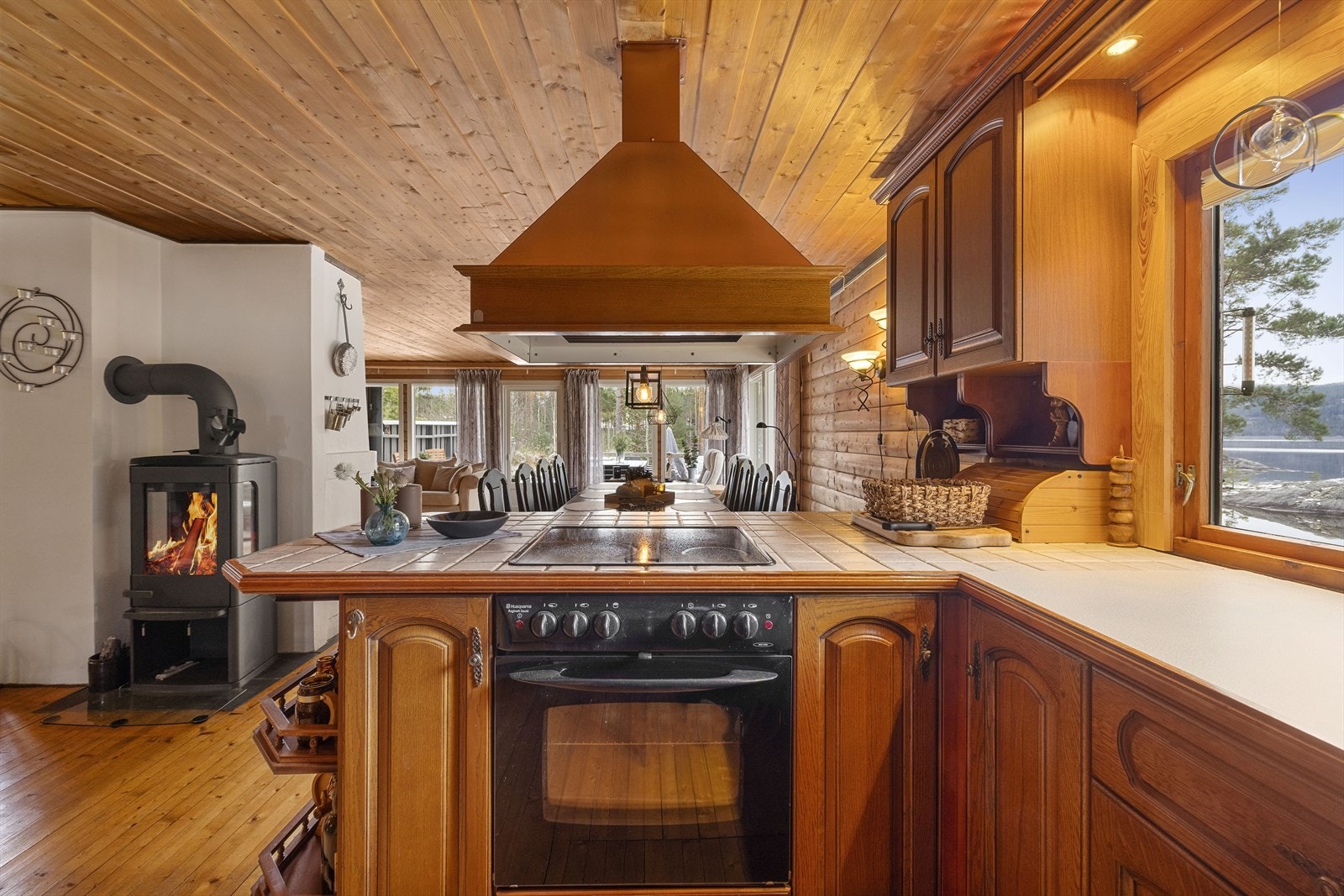 Innredningen tilbyr godt med skap- og benkeplass Galleribilde