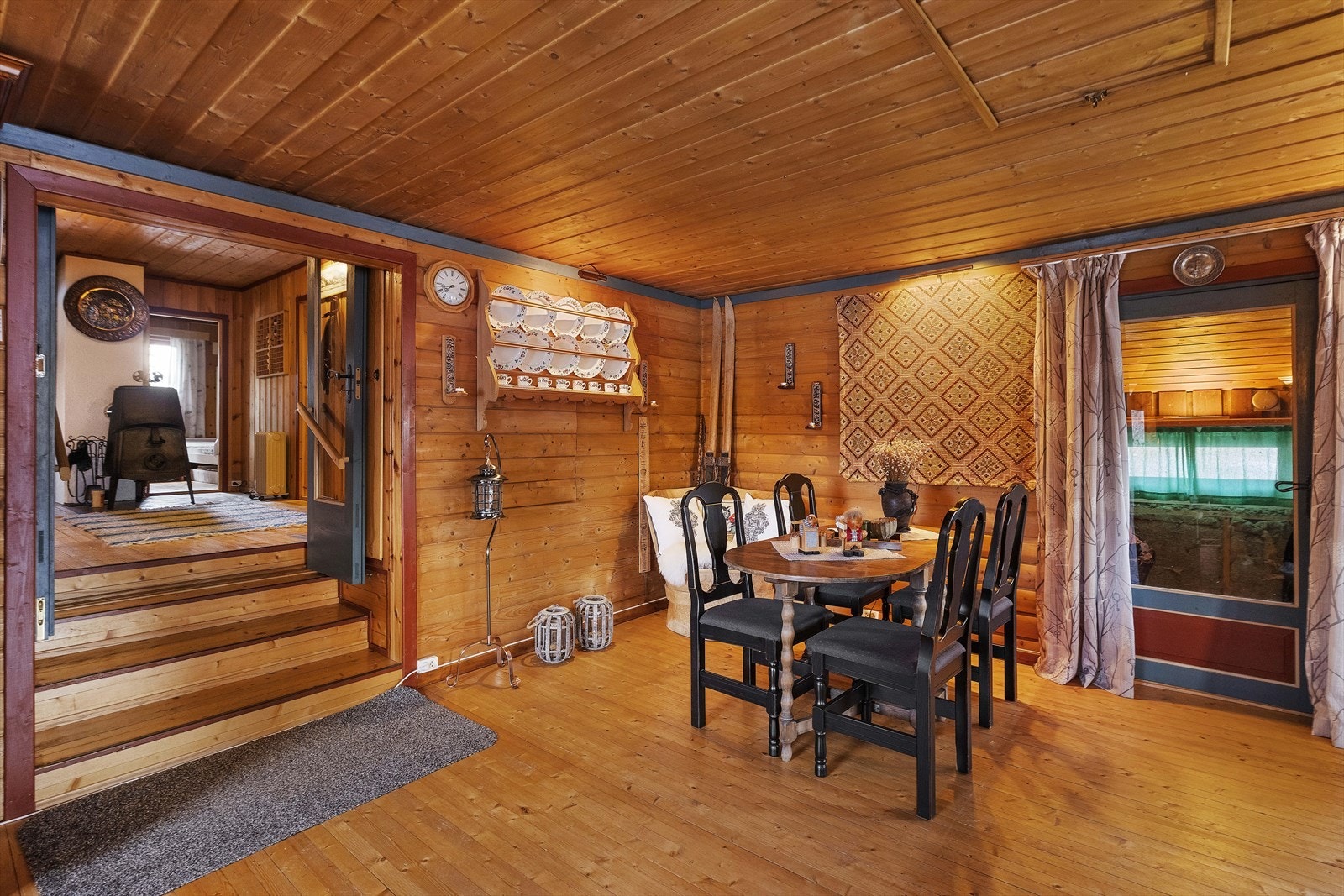 Det er plass til et mindre spisebord på kjøkkenet Galleribilde