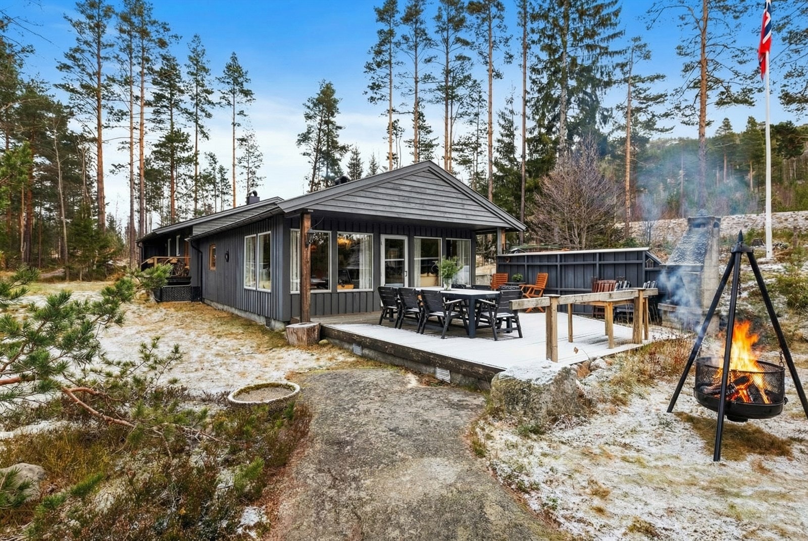 Sjarmerende fritidsbolig med flott beliggenhet langs Nisser Galleribilde