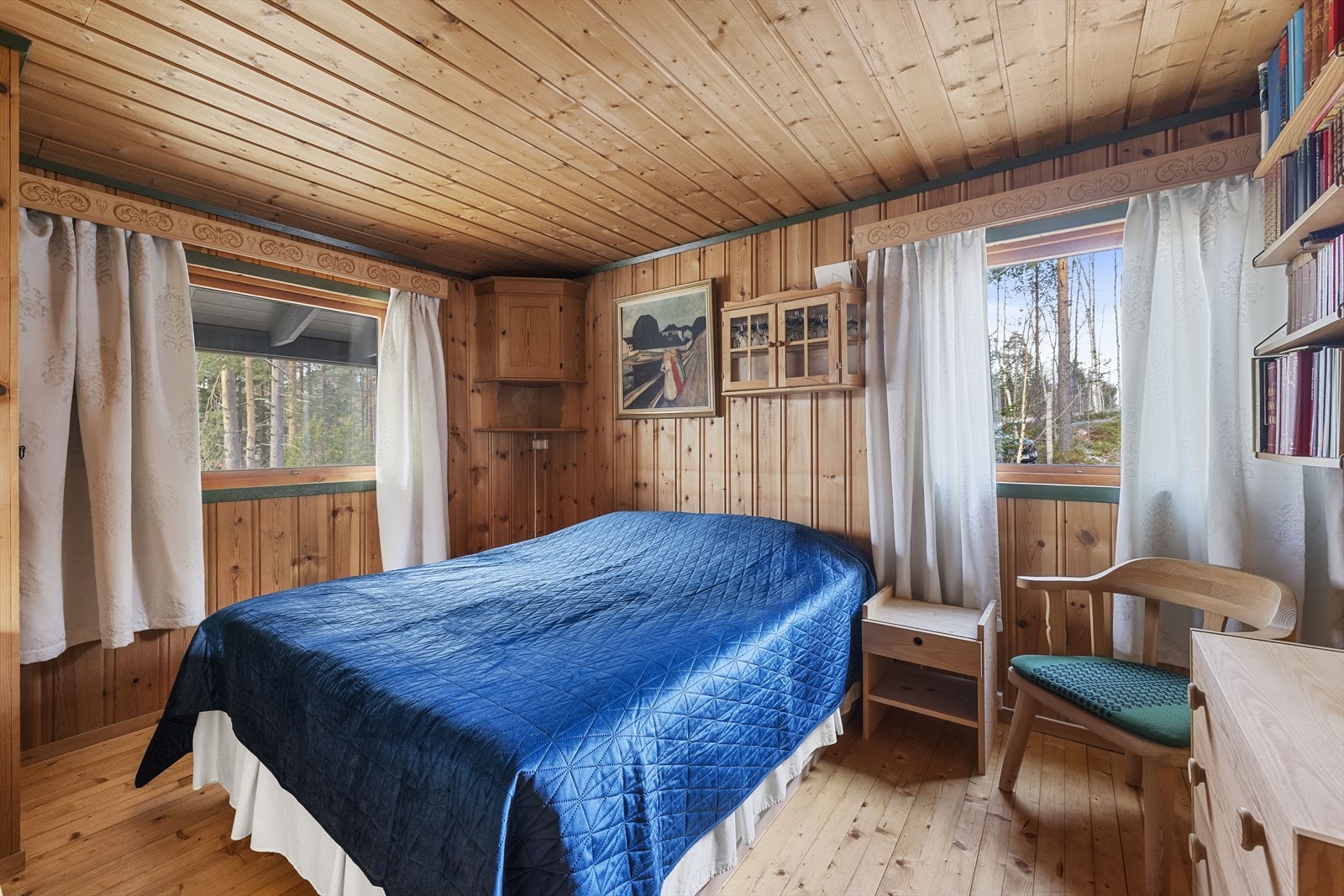 Hovedsoverommet er av god størrelse med plass til dobbeltseng, nattbord og annet soveromsmøblement Galleribilde