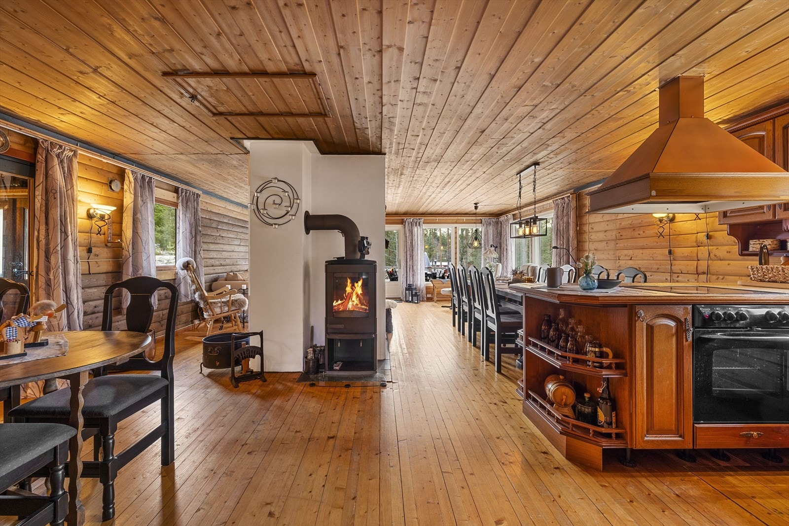 Stuen har to peisovner som sørger for god oppvarming Galleribilde