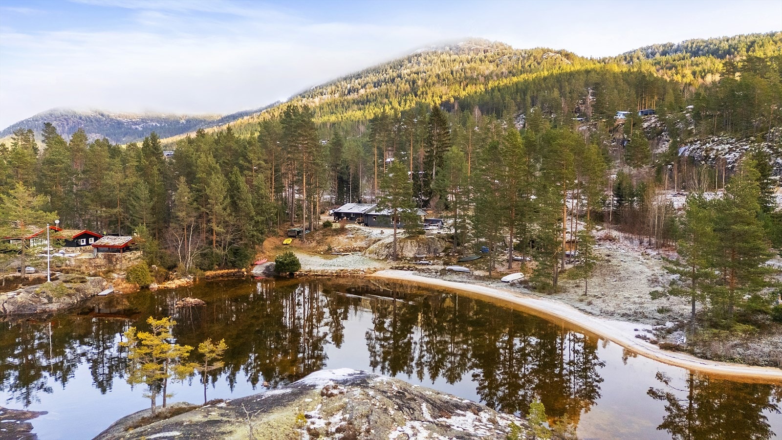 Hytta har egen sandstrand som kan nytes på sommerhalvåret Galleribilde