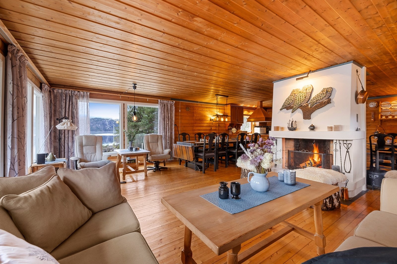 Lys og romslig stue med gode vindusflater som slipper inn godt med dagslys Galleribilde