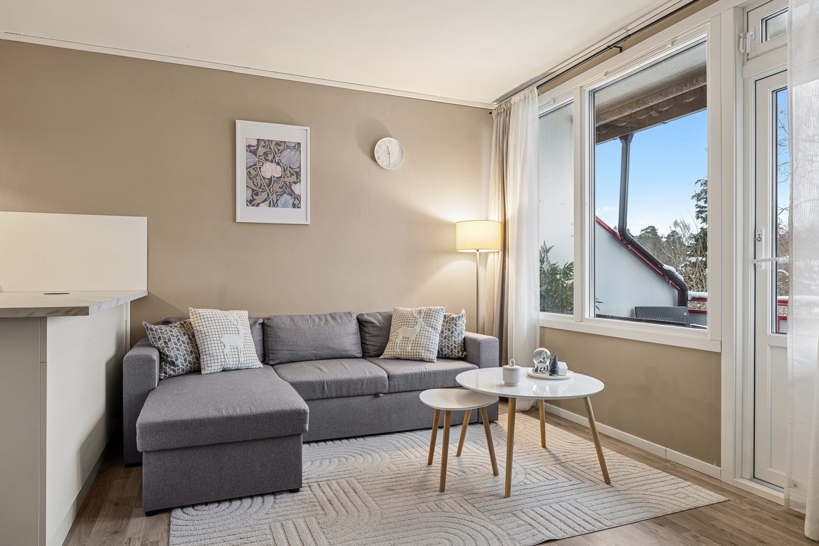 Direkte adkomst til balkong gir en fin forlengelse av oppholdsarealet. Balkongdør fra 2025. Galleribilde