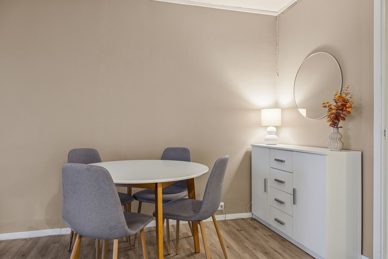 Det er god plass i den åpne stue/kjøkken løsningen for ett spisebord. Galleribilde