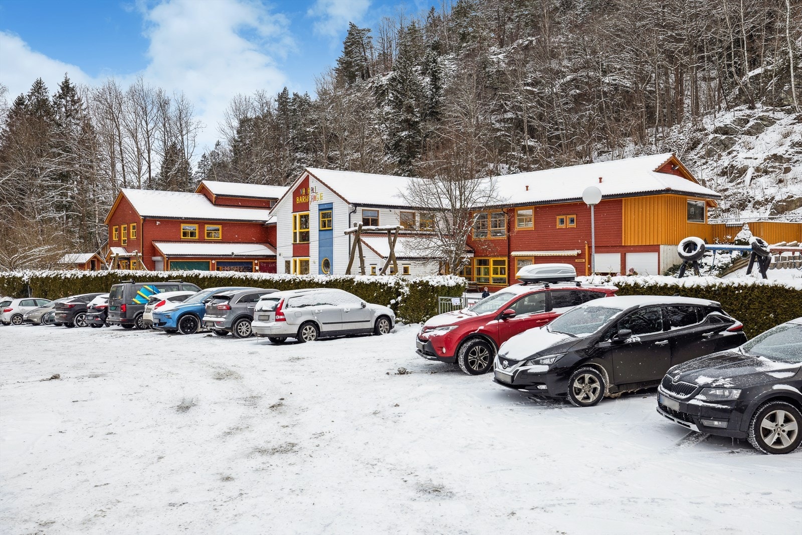 Det er parkering på felles parkeringsplass i regi av borettslaget. Galleribilde