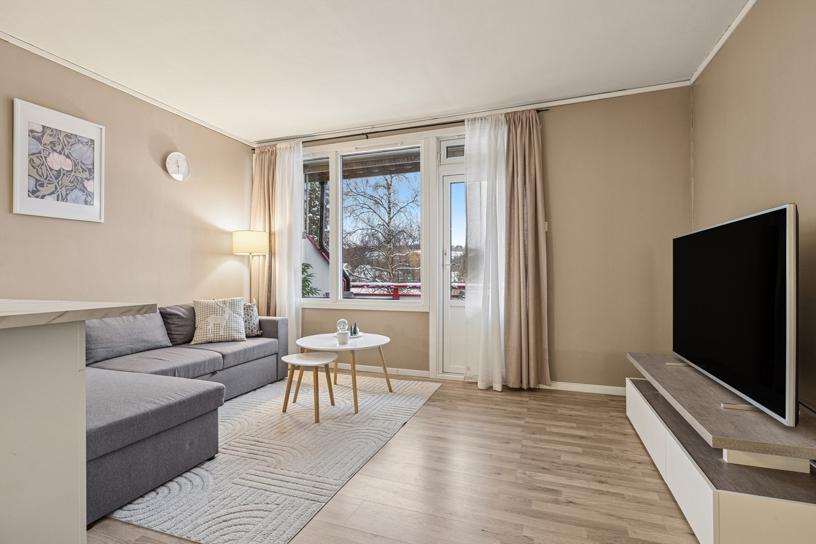 Lys og romslig stue i åpen løsning mot kjøkkenet - perfekt for sosial sone og hyggelige hverdagsstunder. Store vindusflater slipper inn rikelig med dagslys, og rommet har gode møbleringsmuligheter. Galleribilde