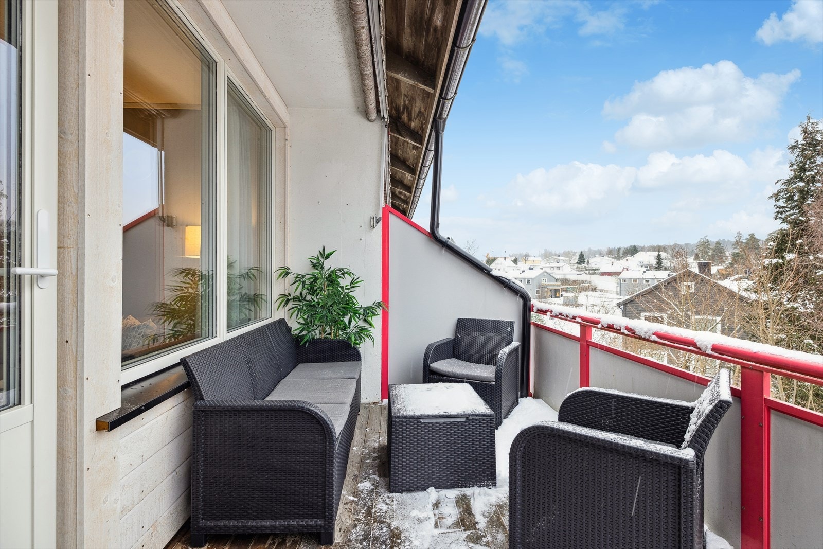 God plass til utemøbler på balkong. Galleribilde