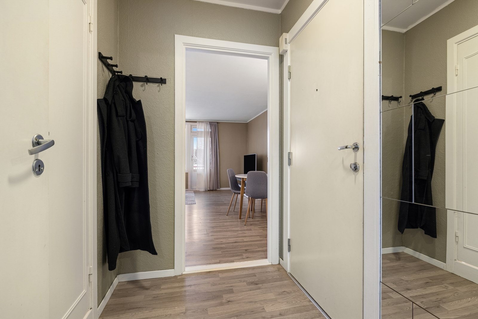 Innbydende entré med plass til yttertøy og oppbevaring. Løsningen gir et godt førsteinntrykk og leder deg naturlig inn i boligens oppholdsrom. Galleribilde