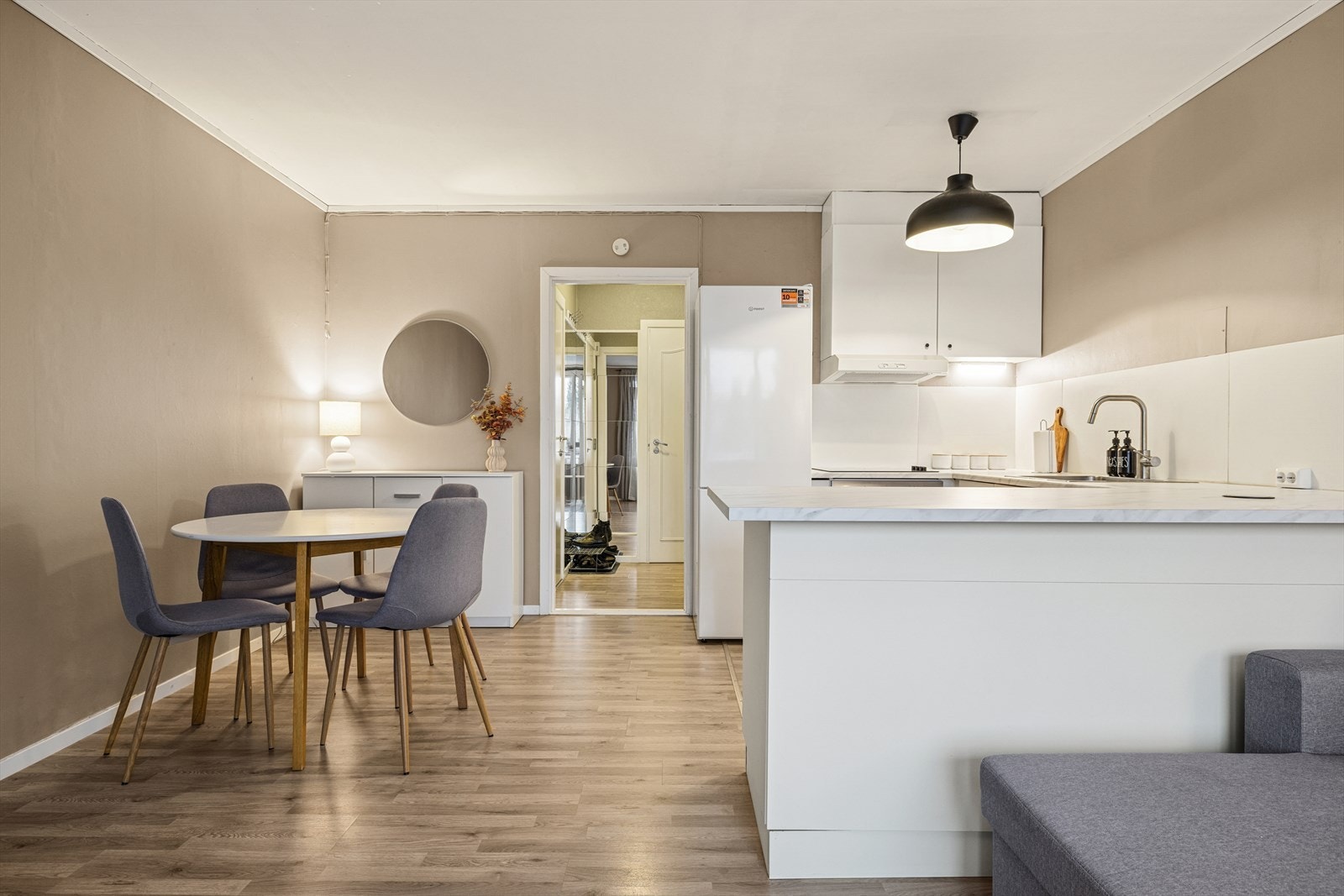 Leiligheten har laminat på gulv, malt tapet på vegger og malt betong i tak. Galleribilde