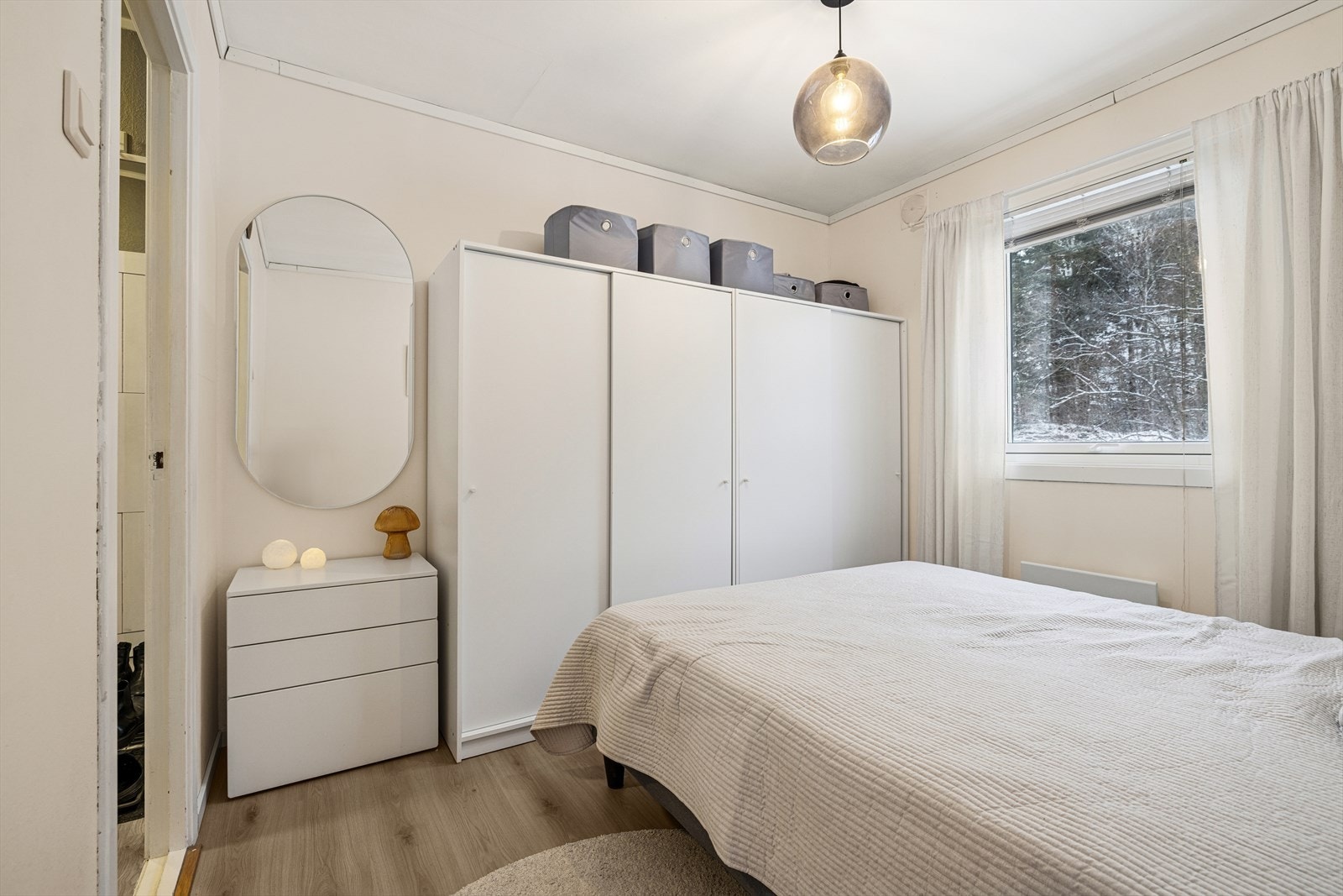 Lyst og behagelig soverom med god plass til seng og garderobeløsninger. Et stille og rolig rom som innbyr til god natts søvn. Galleribilde