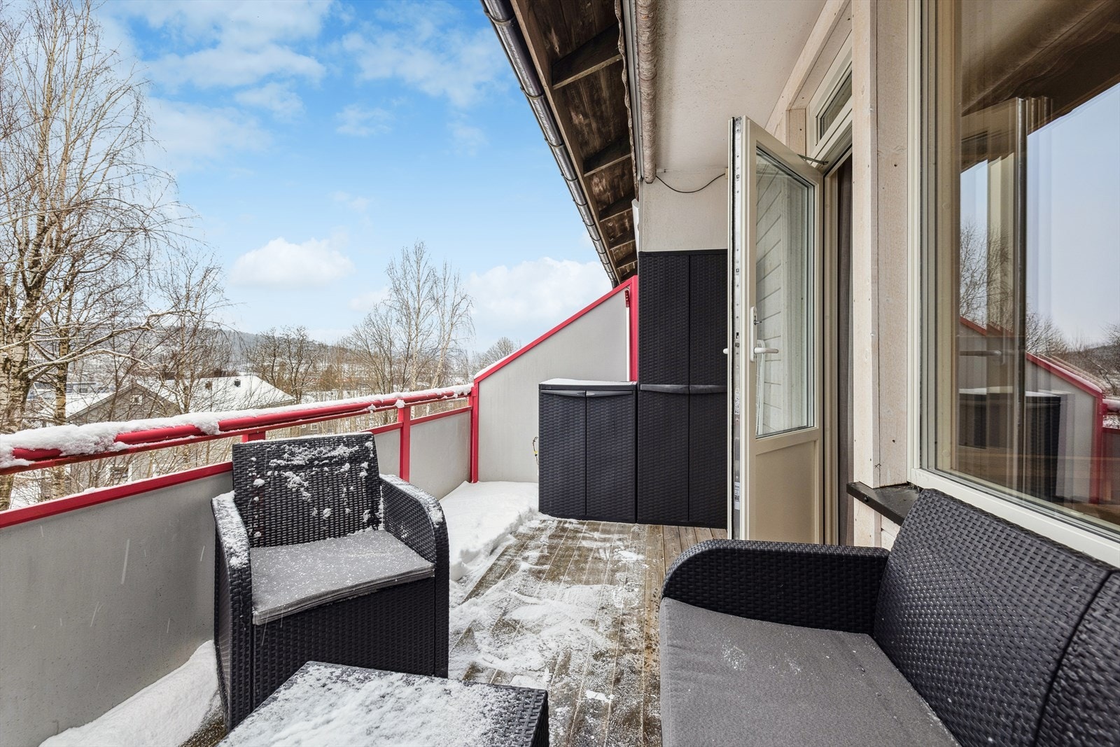 Stor balkong tilhørende leiligheten. Galleribilde