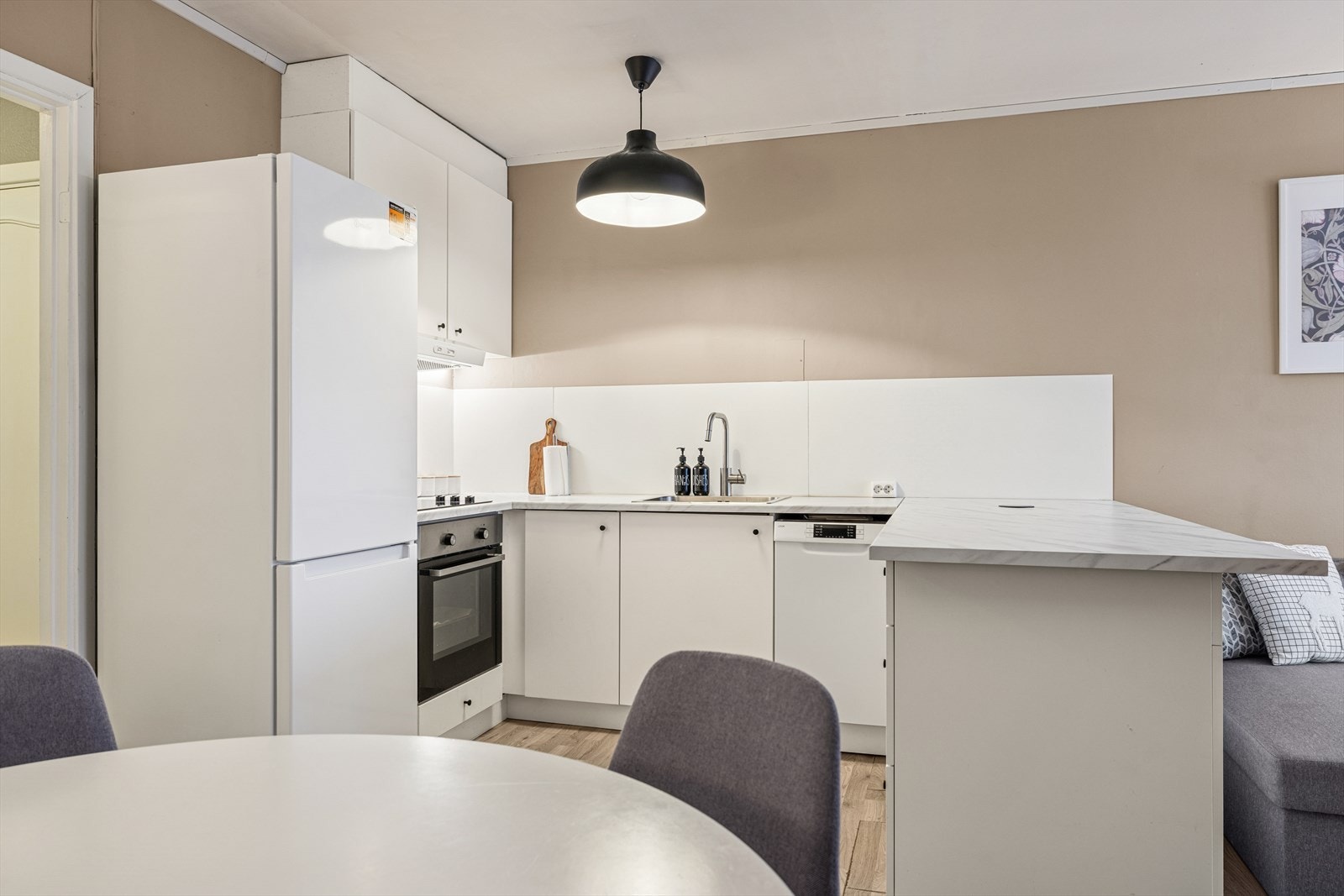 Praktisk kjøkken med stor benkeplate. Galleribilde