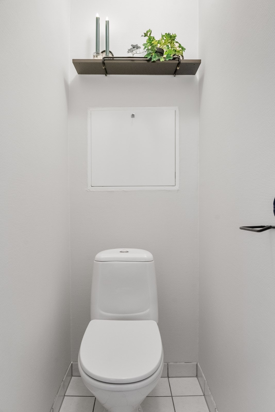 I praktisk tilknytning til badet ligger toalettrommet med gulvmontert toalett. Galleribilde