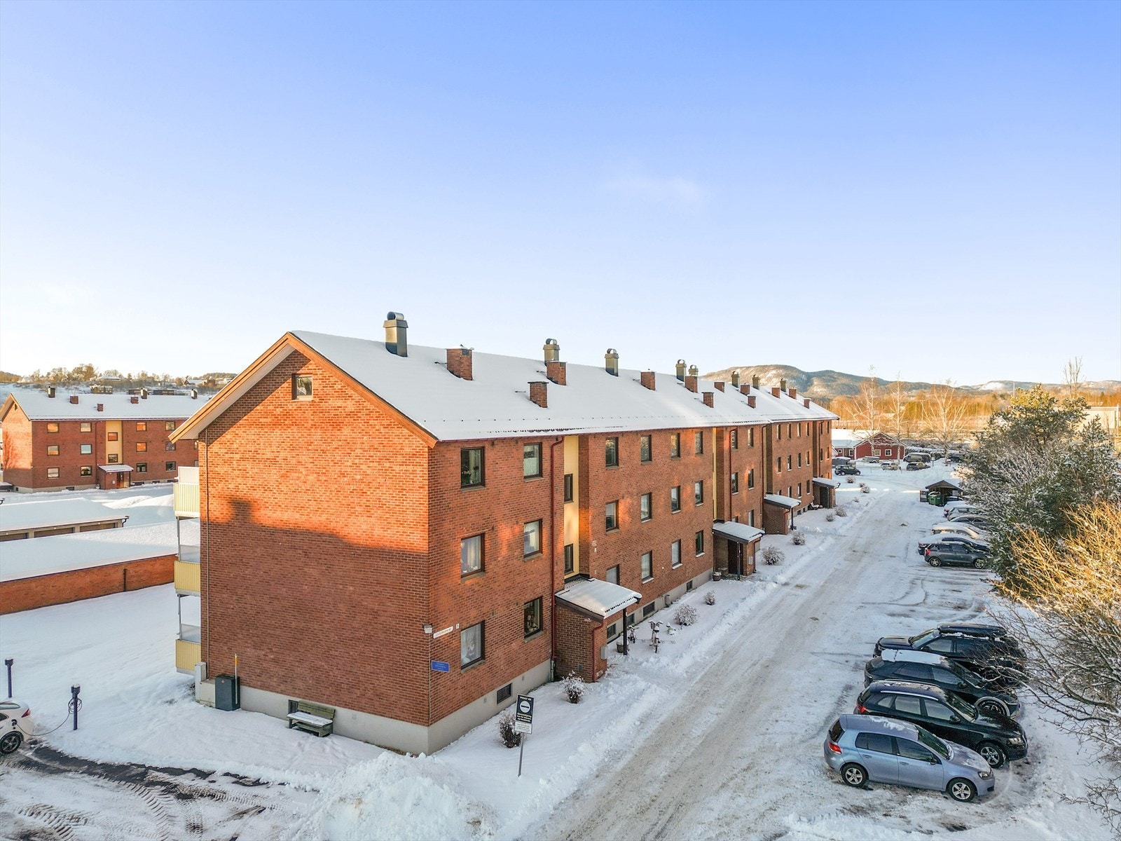 Felles parkeringsplass like utenfor blokka. Galleribilde