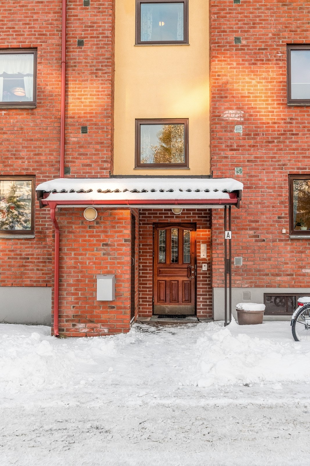 Hoveddør med ringetablå til leilighetene i blokka. Galleribilde