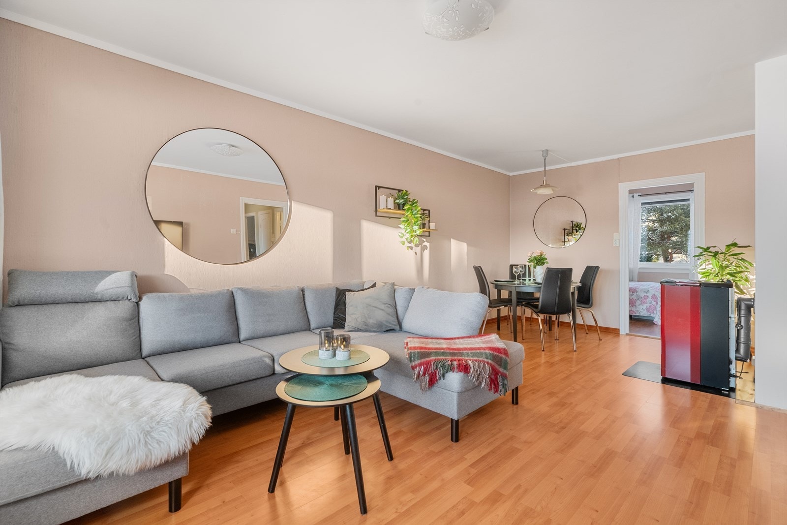 Stuen har gode møbleringsmuligheter med plass til både sofagruppe og spisestue. Galleribilde