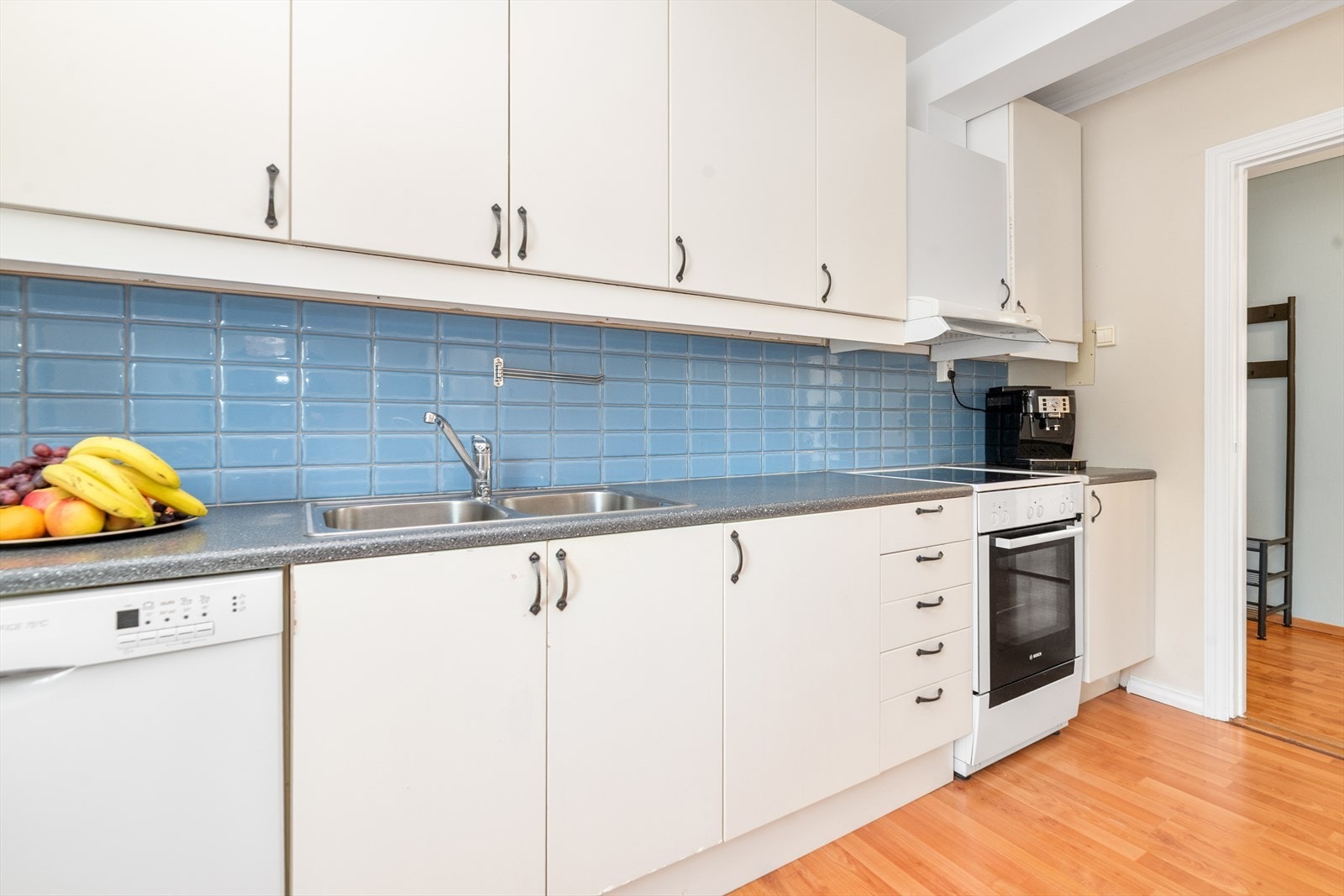 Det er avsatt plass til frittstående hvitevarer som komfyr, oppvaskmaskin og kjøleskap. Galleribilde