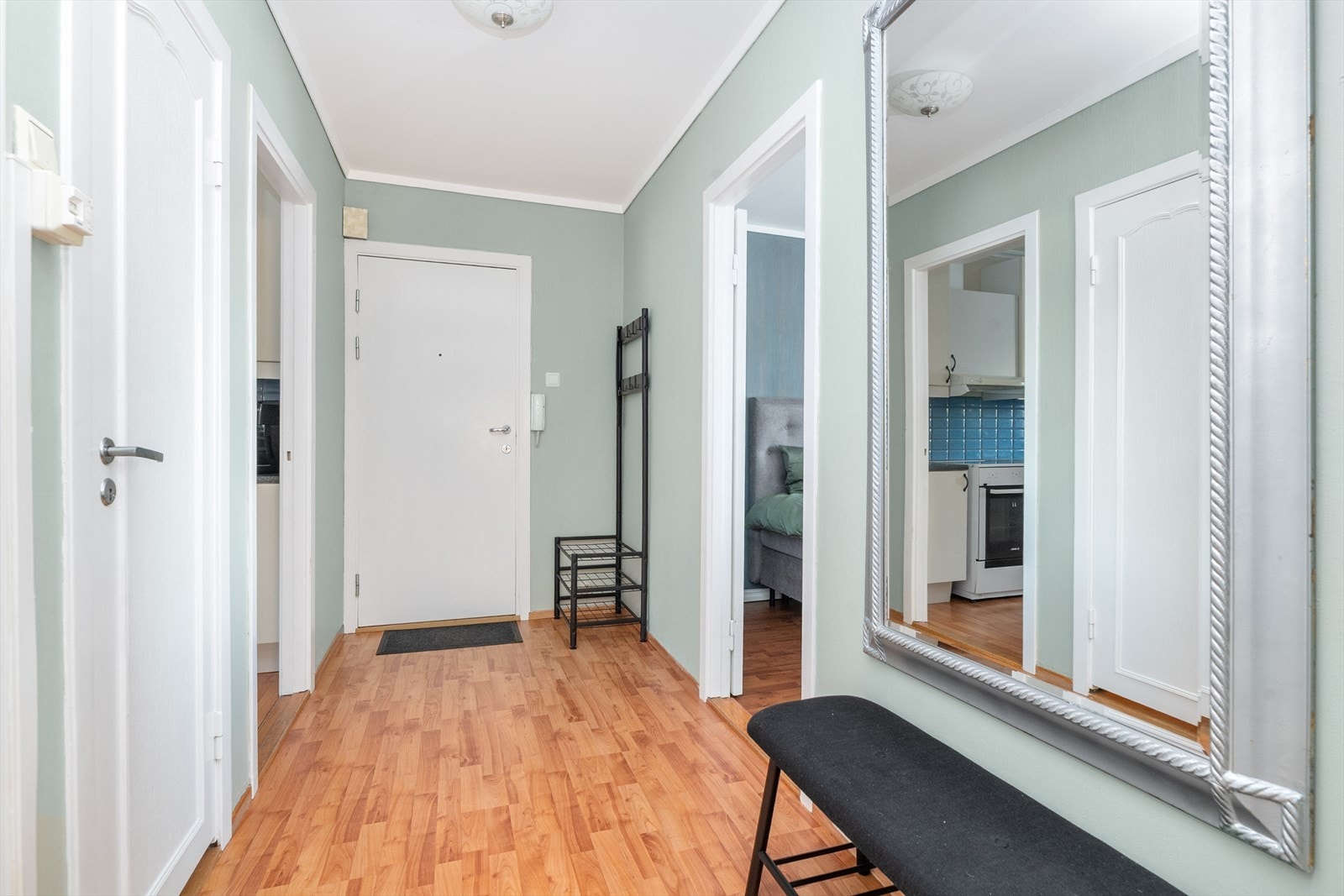 Fra fellestrappegang kommer man inn til lys og hyggelig entré med fin plass til sko- og yttertøy. Galleribilde