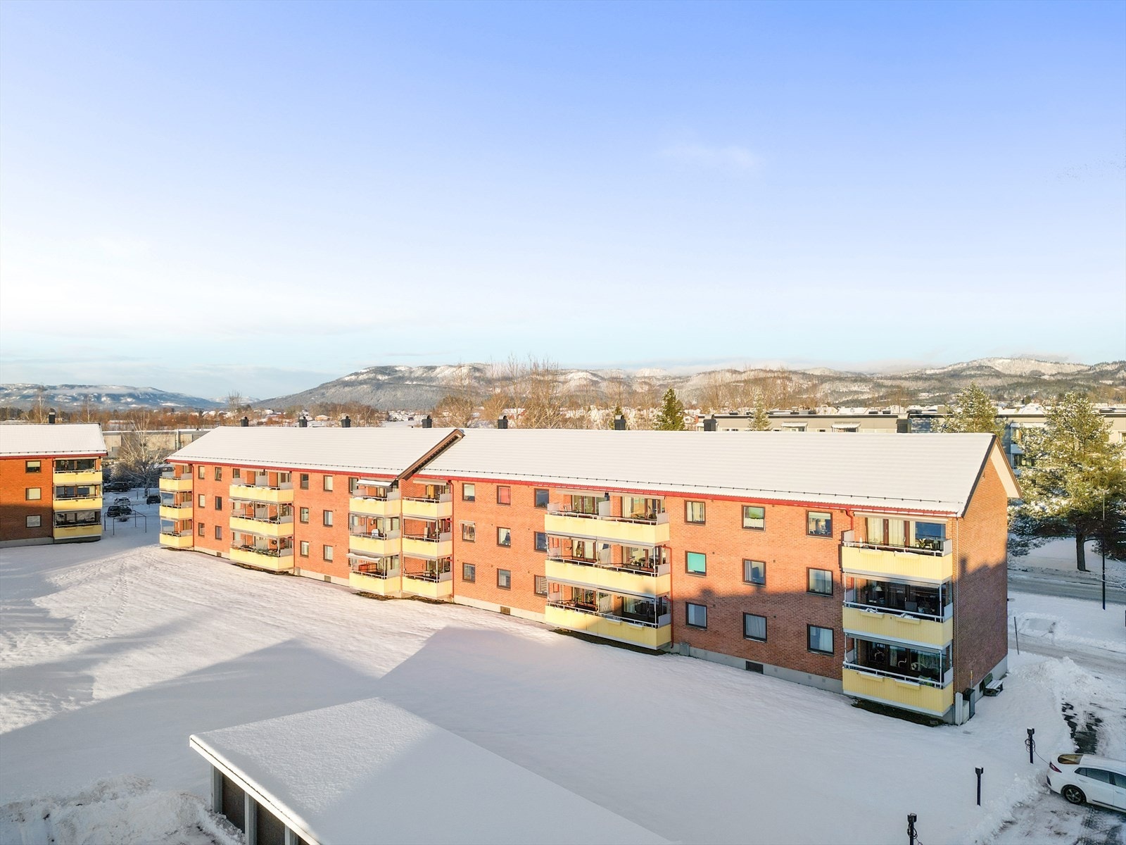 Her bor du i et attraktivt og barnevennlig borettslag sentralt på Falkum, med nærhet til butikker, treningssenter, aktivitetstilbud og fine turområder. Galleribilde